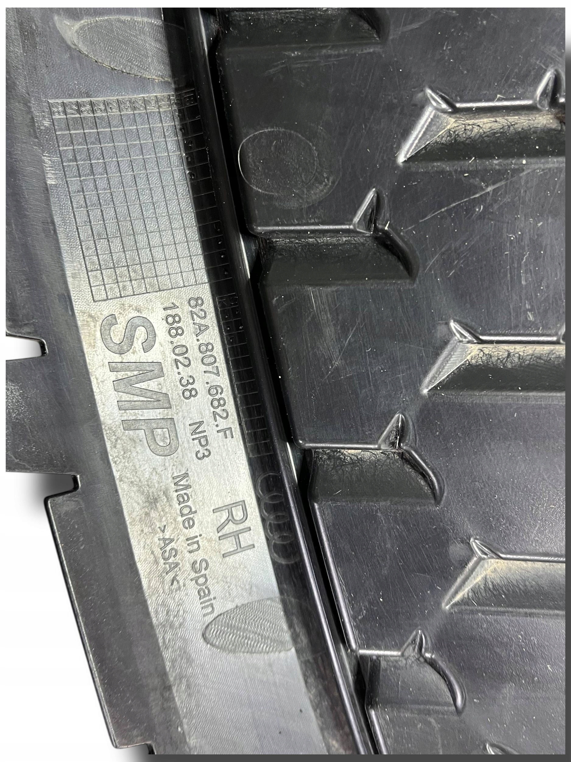 AUDI A1 82A 82A807682F grid right front OE !J