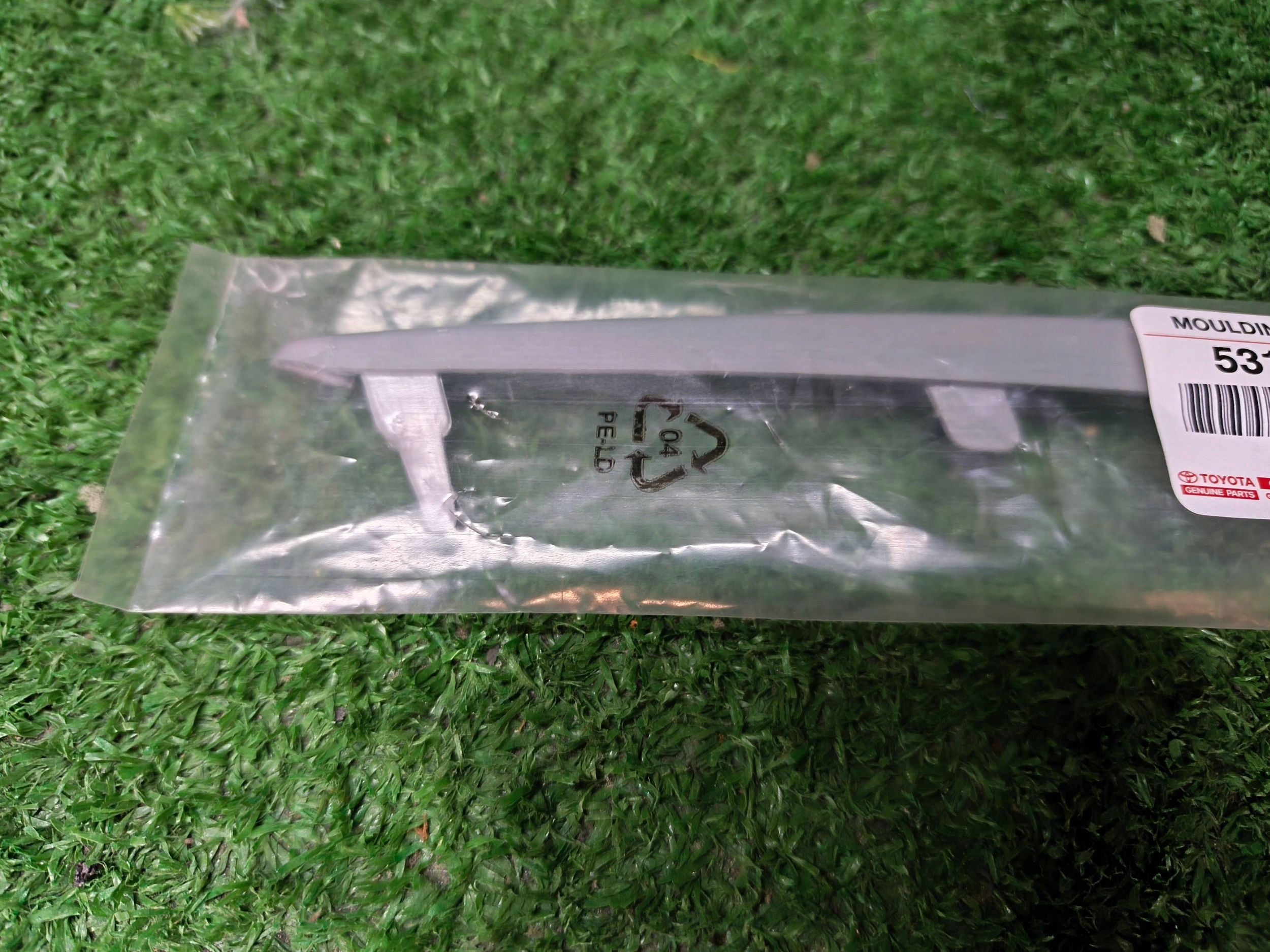 moulding grille GRILLA right front TOYOTA AURIS E18 15