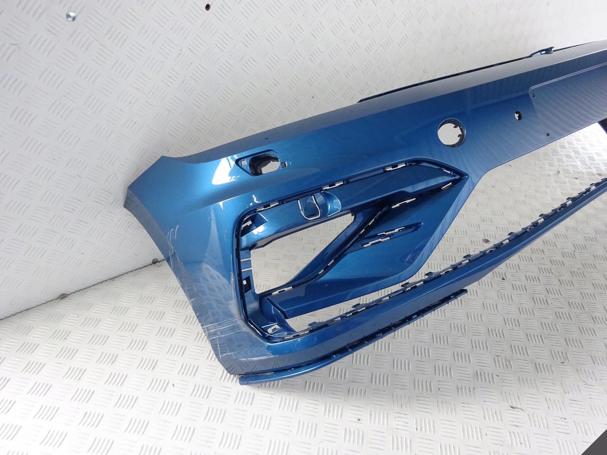 VW TOURAN 5TA 15- R-LINE ZDERZAK PRZÓD *PDC/SPRYSK Strona zabudowy przód