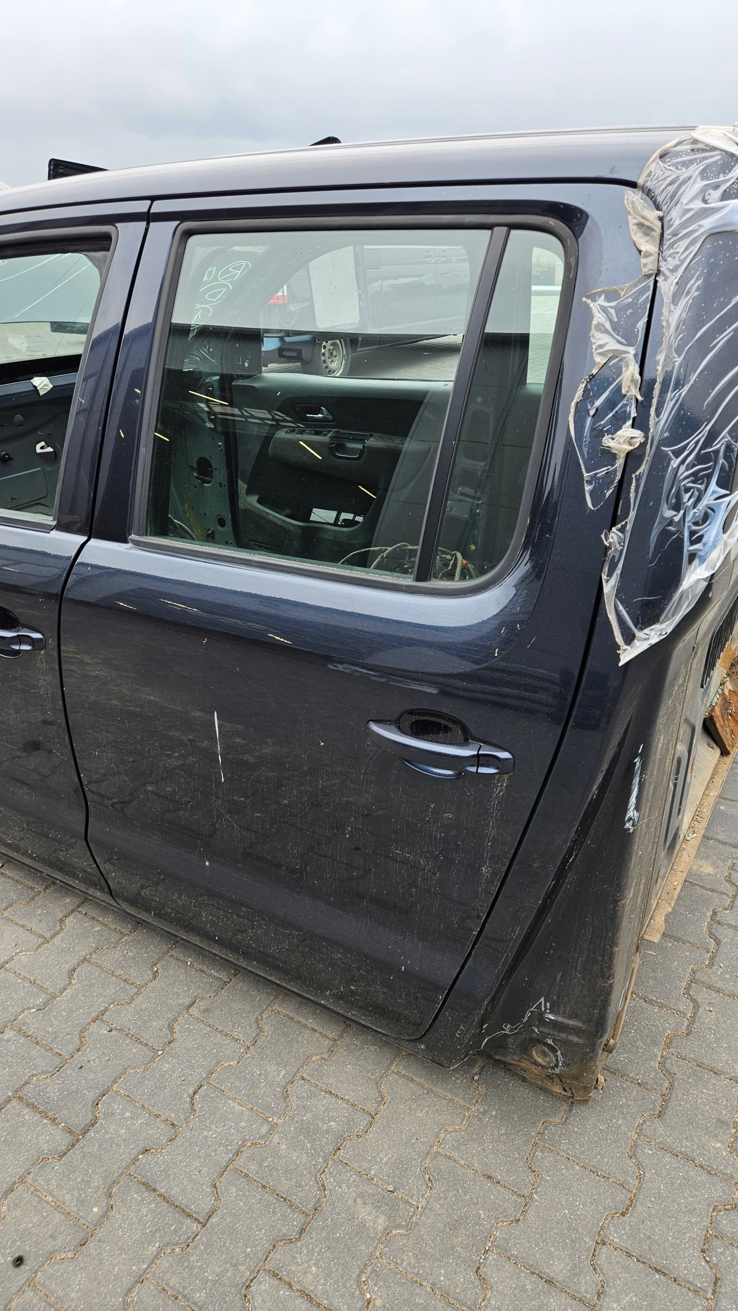 VW AMAROK door left rear. left rear part complete colour LT5U