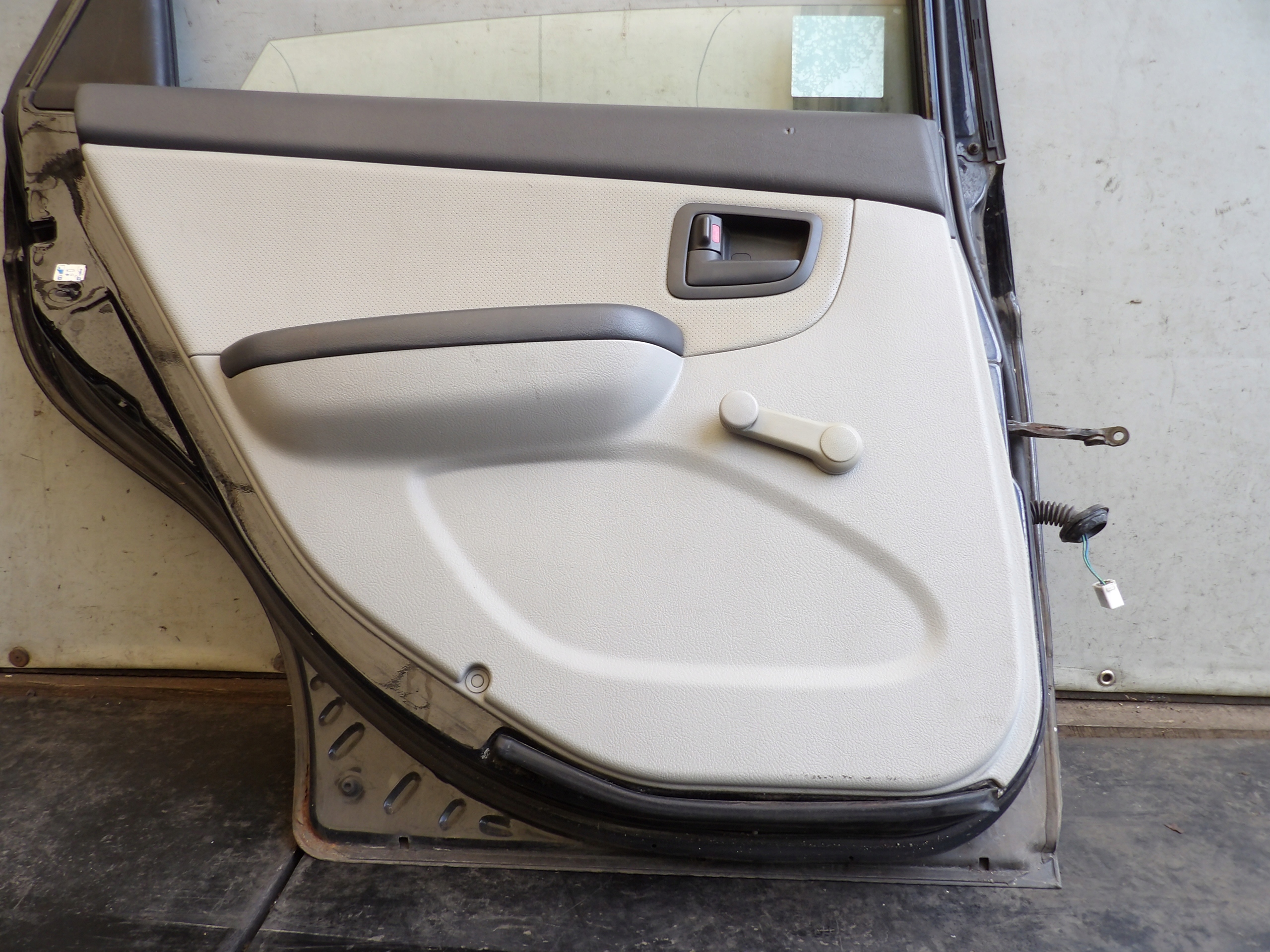 Kia Cerato and 1,6 door rear. left EB