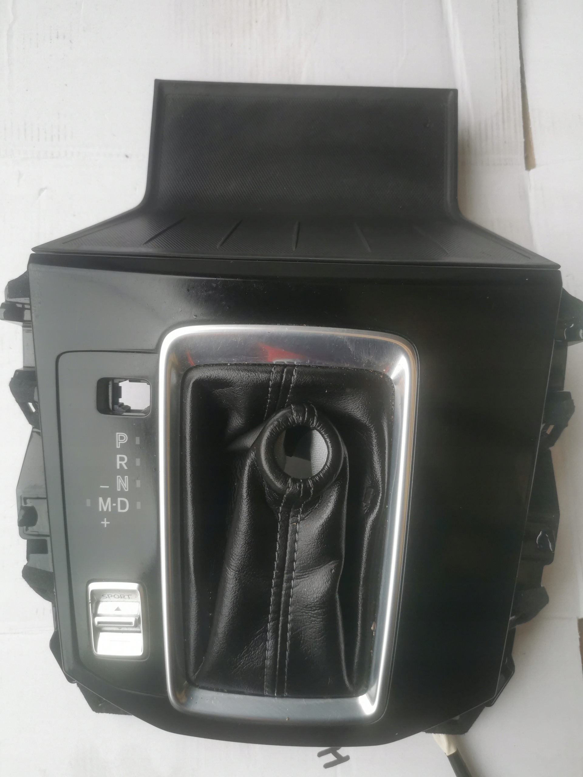 KB8C-64341 - РАМКА СИЛЬФОНА ПЕРЕМИКАННЯ ПЕРЕДАЧ АВТОМАТ MAZDA CX - 5 II 2017-