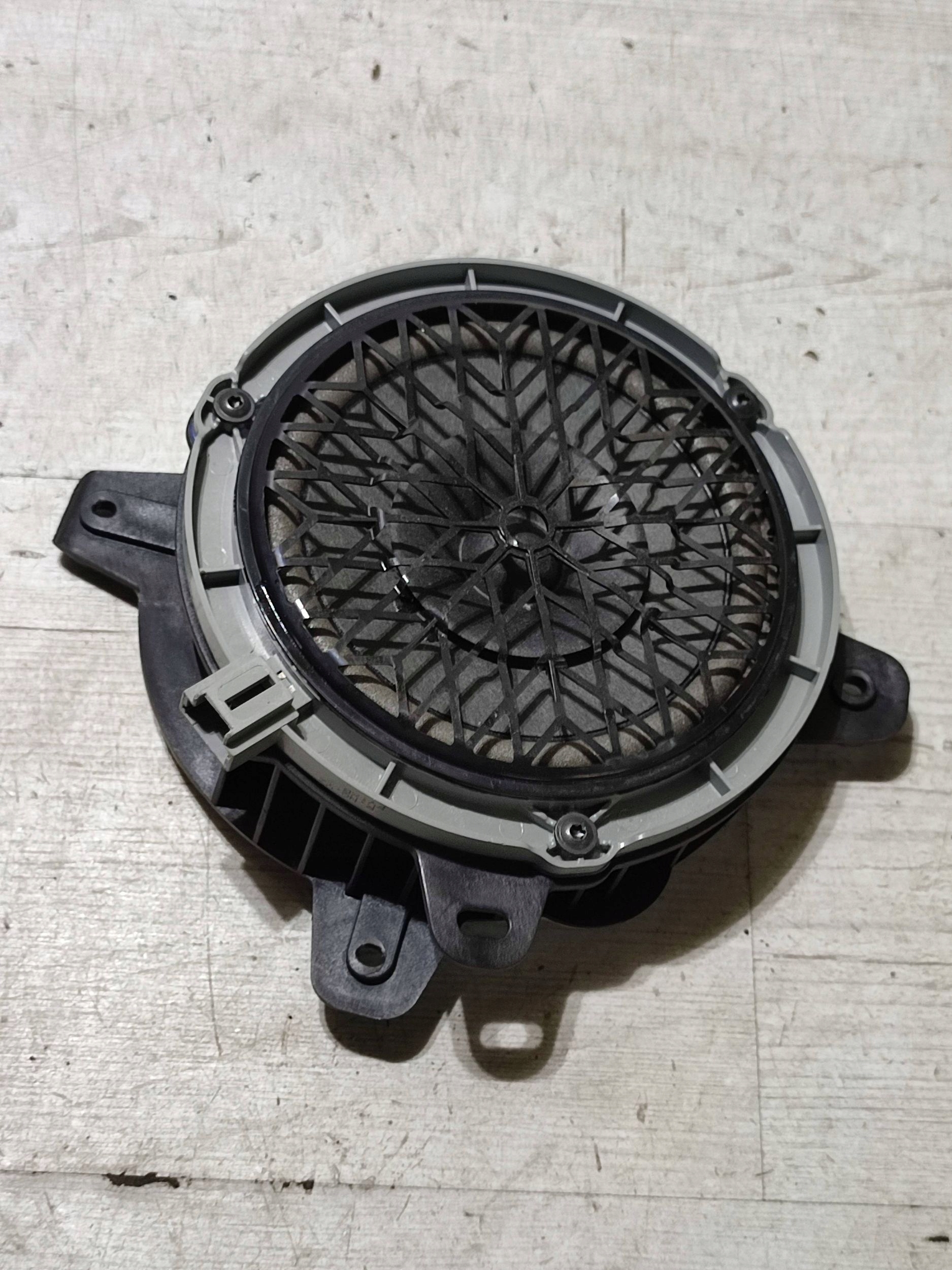 Opel Corsa F 2022 rear part side right speaker
