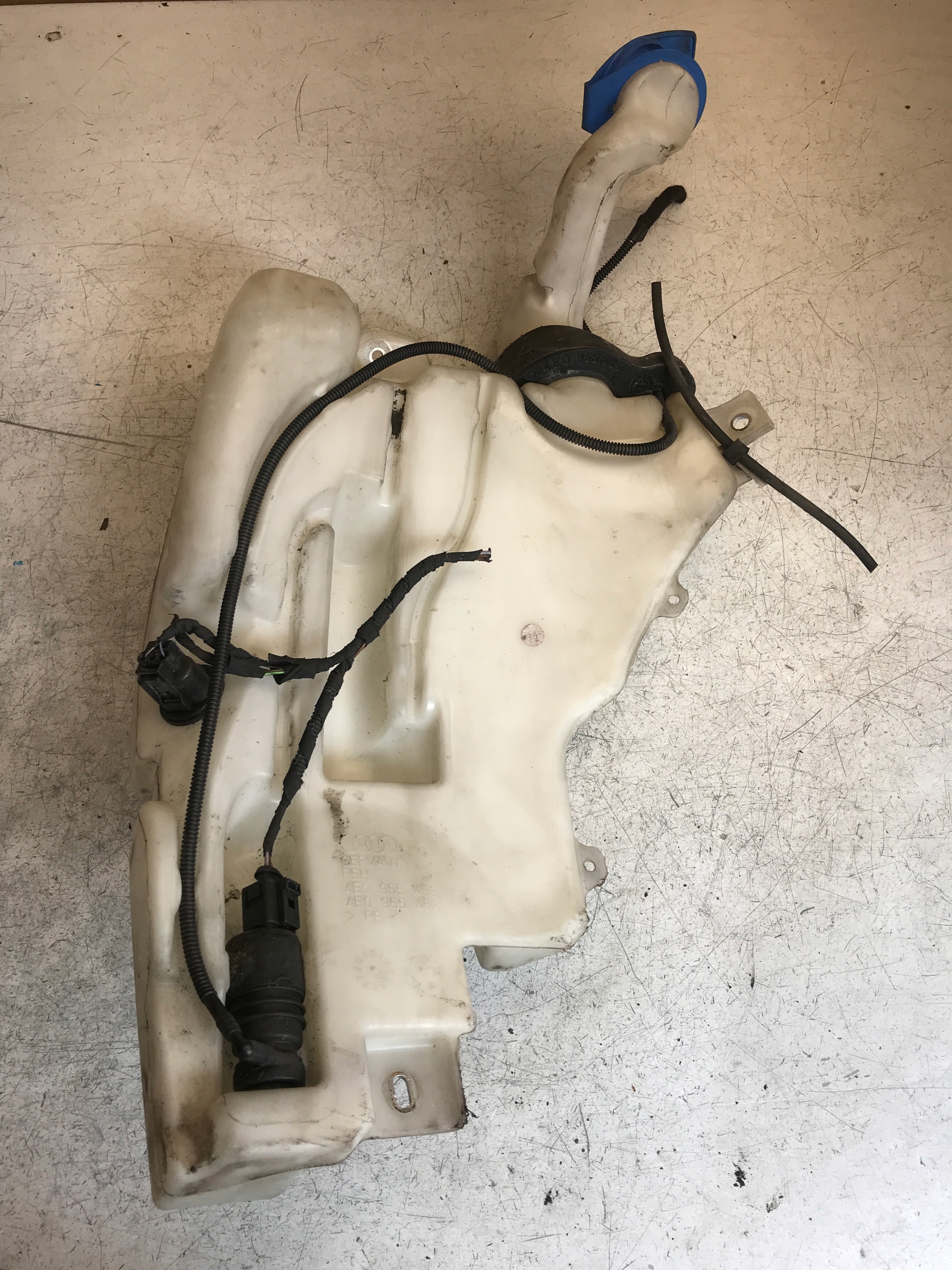 washer fluid tank AUDI A8 D3 4E0955453H