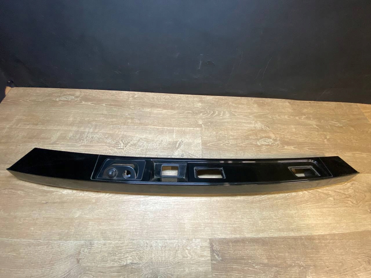 BLENDA TYLNA KLAPY LAND ROVER DISCOVERY V 5 L462 HY32-40406-B LISTWA