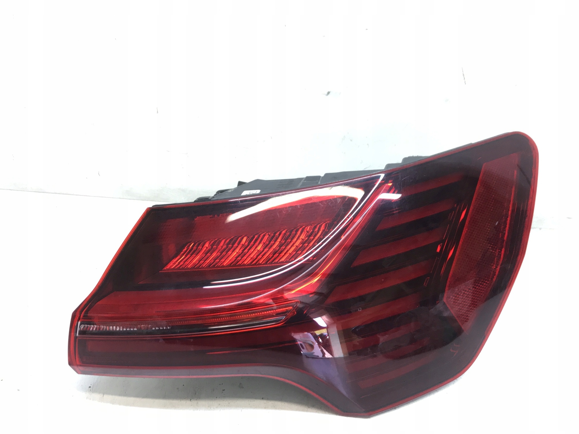 AUDIke Е-ТРОН ФАРА ПРАВИЙ ЗАД. TYLNAke945092d