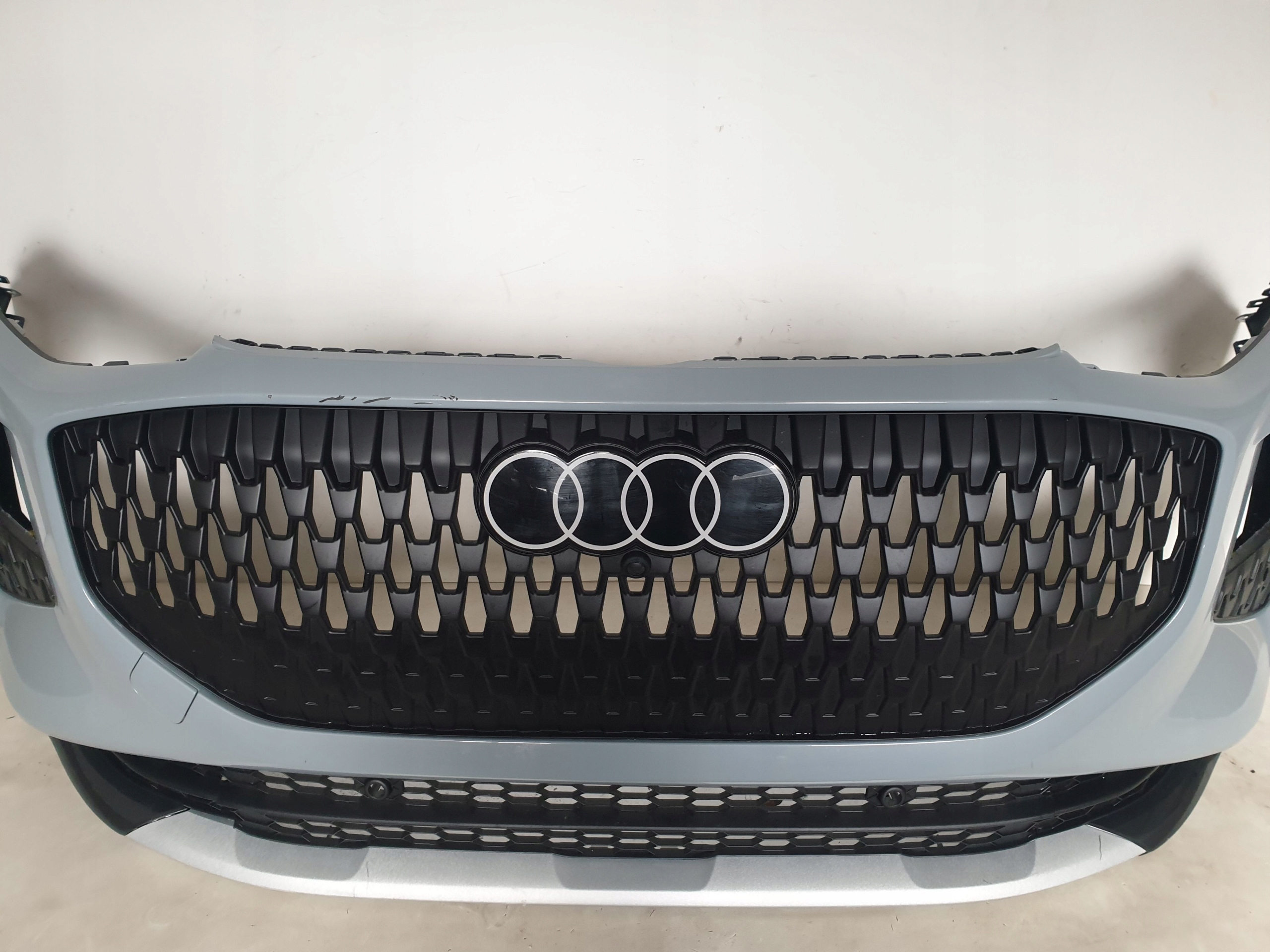 AUDI Q3 III 83H 25-> bumper front front 6 x PDC 83H807437