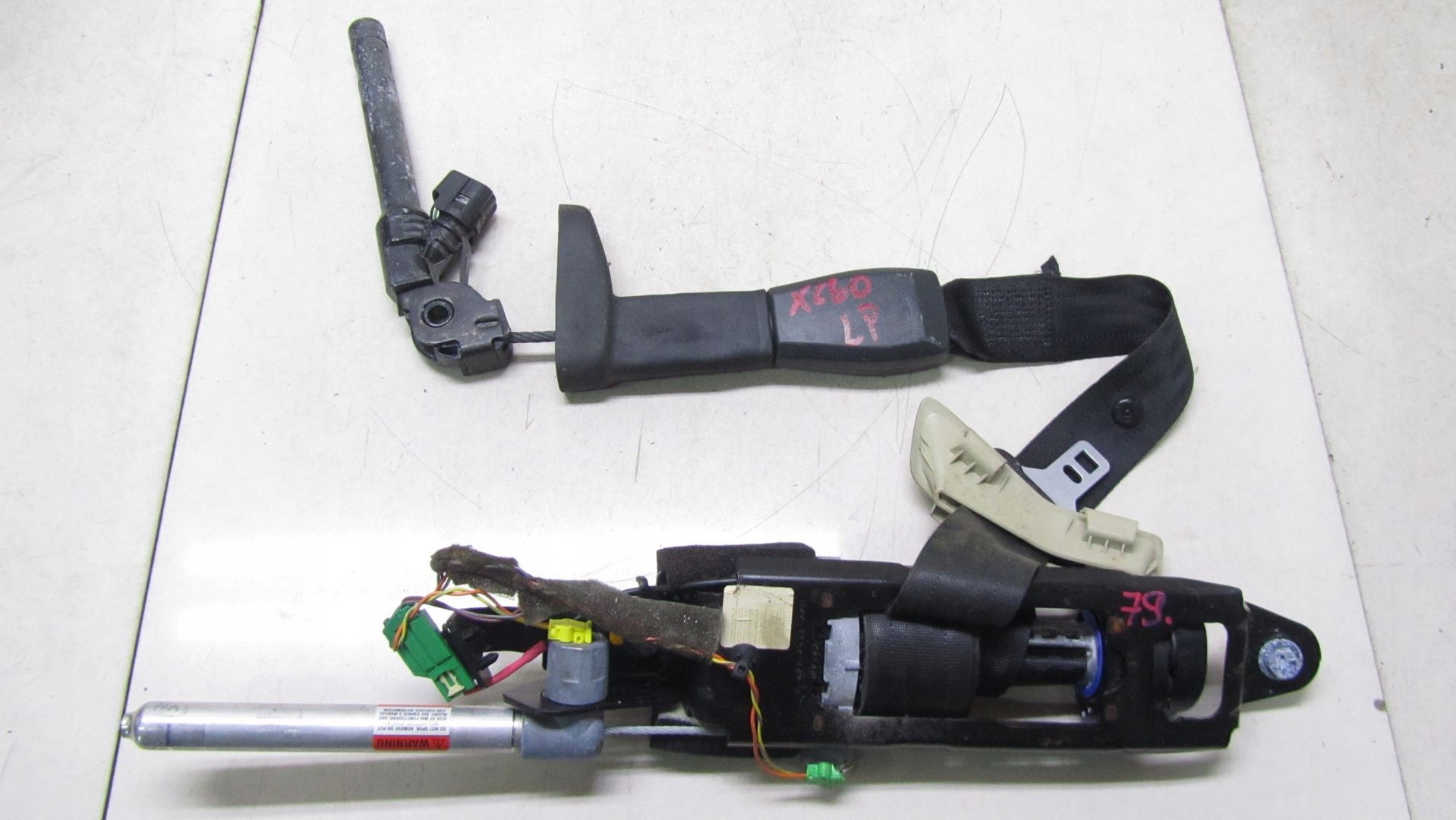 010/079 - VOLVO XC60 ПЕРЕДНИЙ ЛЕВЫЙ РЕМЕНЬ 08-13 79