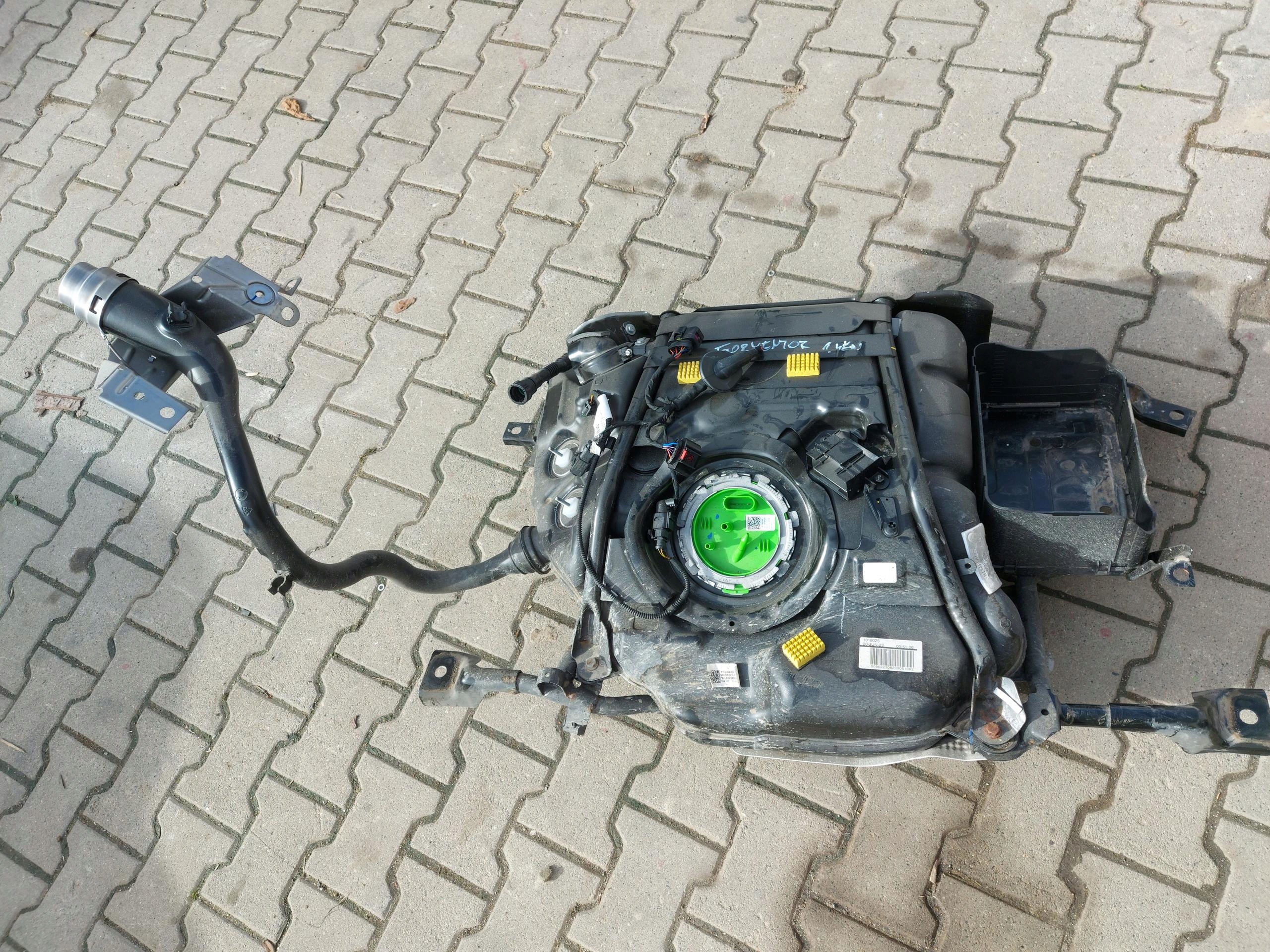 CUPRA Formentor 5FF 1.4 E-TSI feed pump tank holder 5Q0919051BE