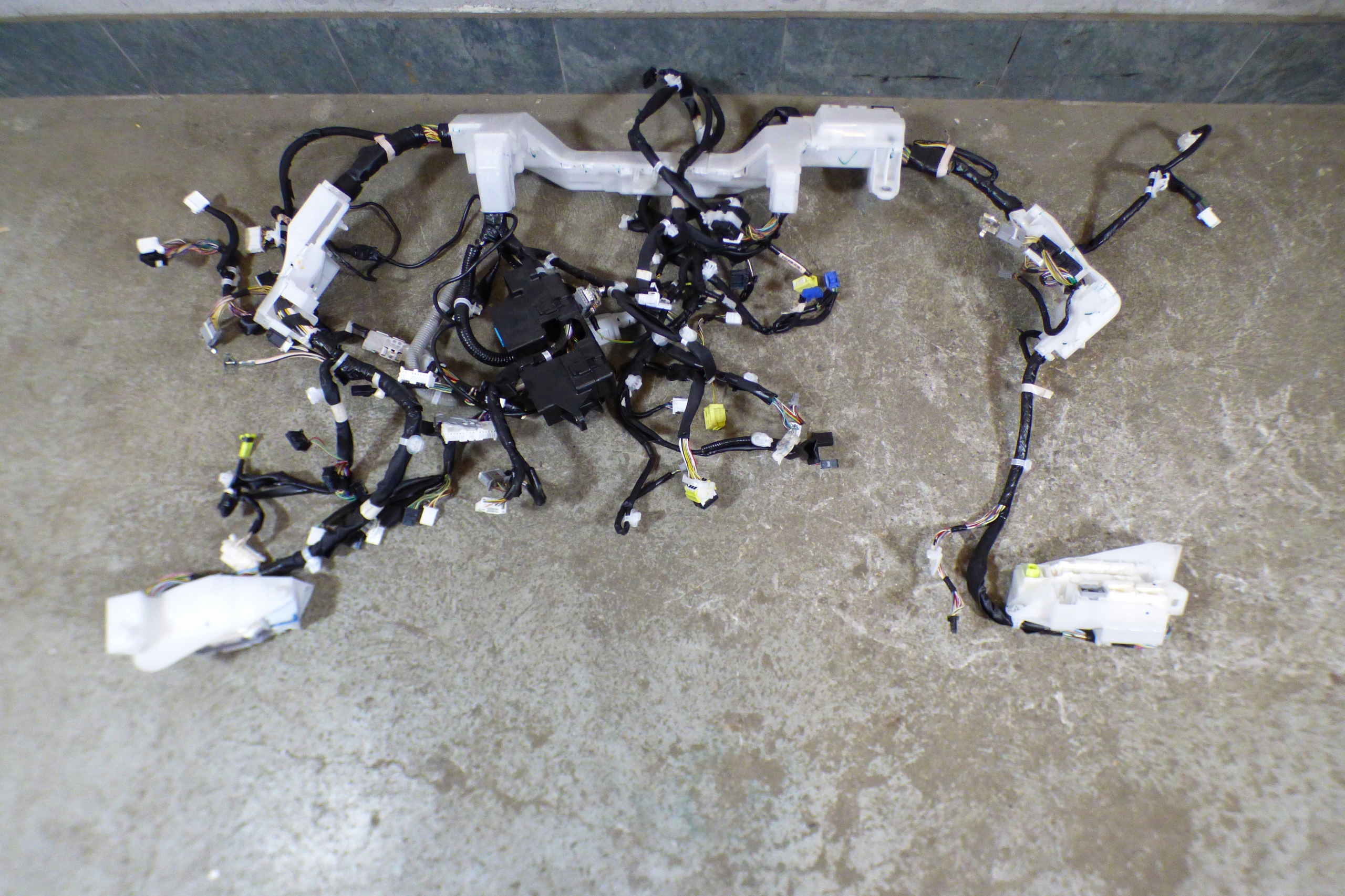 wiring bundle below deske EUROPA TOYOTA COROLLA XII E21 1.5VVTI