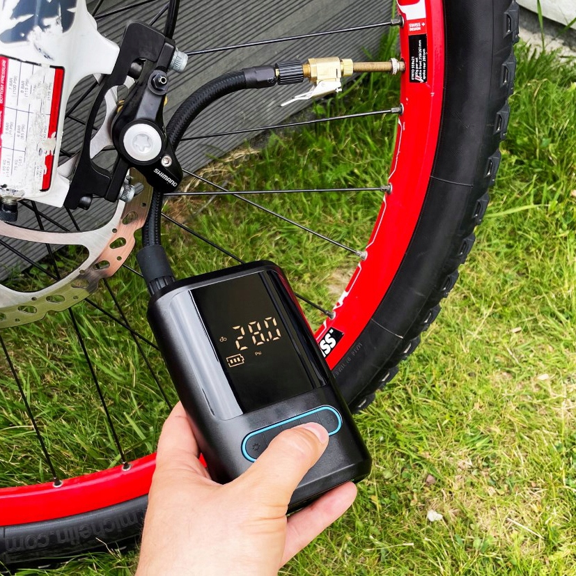 WIELOFUNKCYJNA NADMUCHIWANA POMPKA SAMOCHODOWA ELEKTRYCZNA LED 4000mA Marka inna