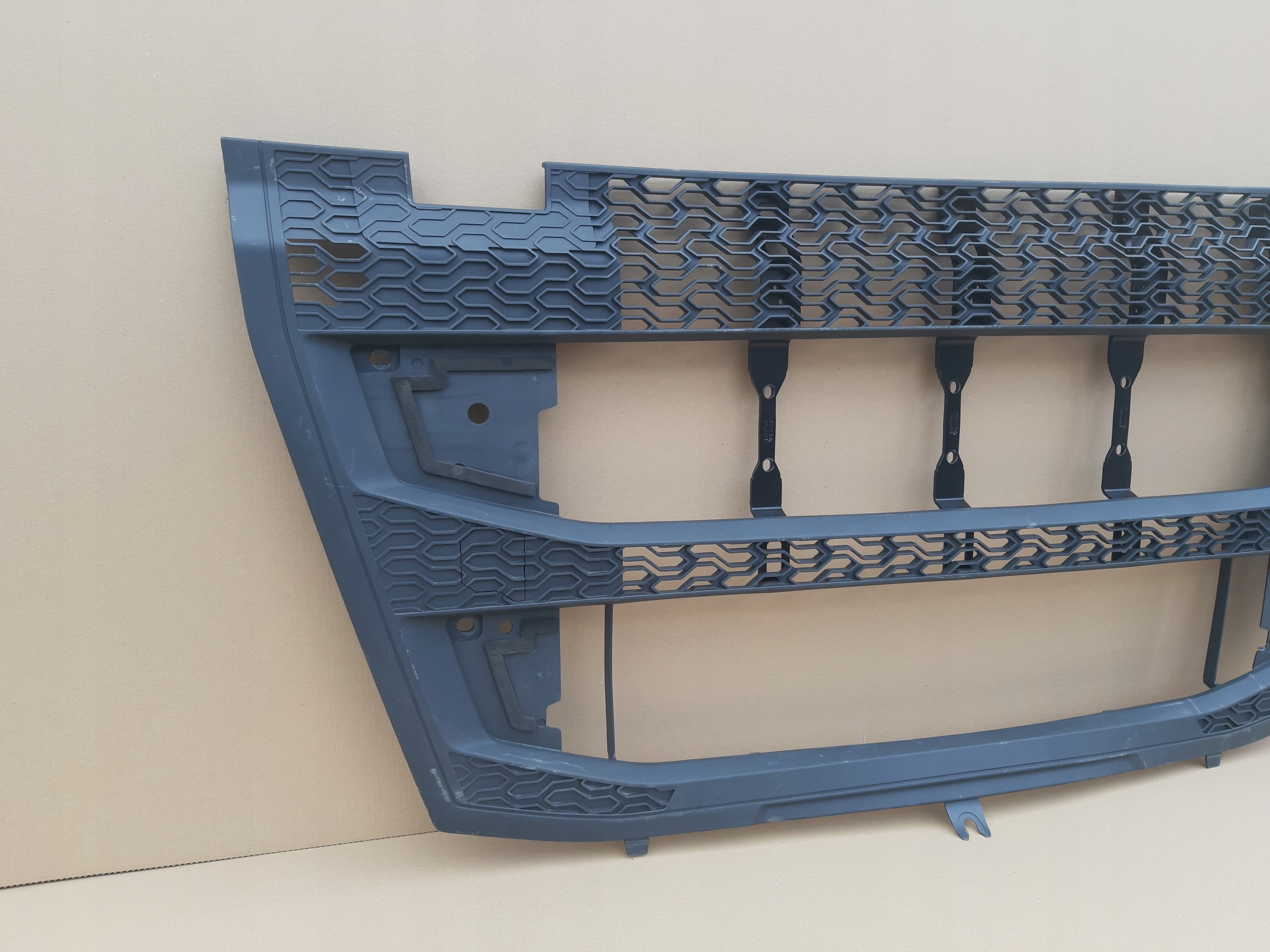 VOLVO FH5 GRILL ATRAPA CHŁODNICY PRZÓD 23512110 Producent części Volvo OE