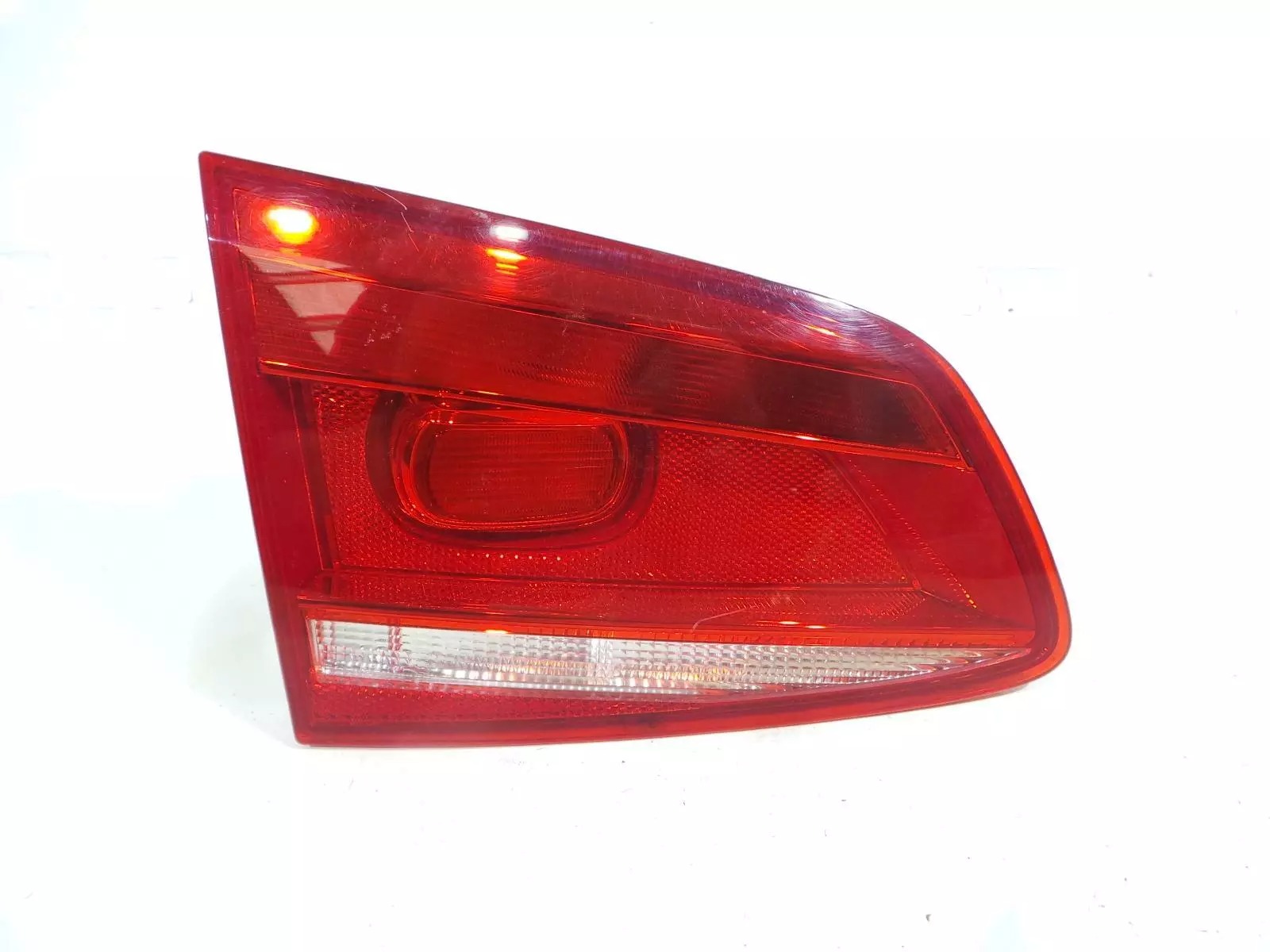 LAMPA LEWA LEWY TYŁ TYLNA W KLAPĘ VW PASSAT B7 KOMBI 3AF945093R