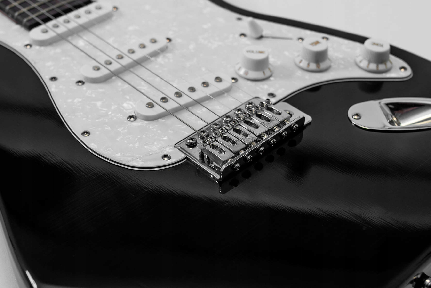 GITARA ELEKTRYCZNA TYPU STRATOCASTER FRONTIER E-10 + WZMACNIACZ CZARNA Liczba strun 6 strun