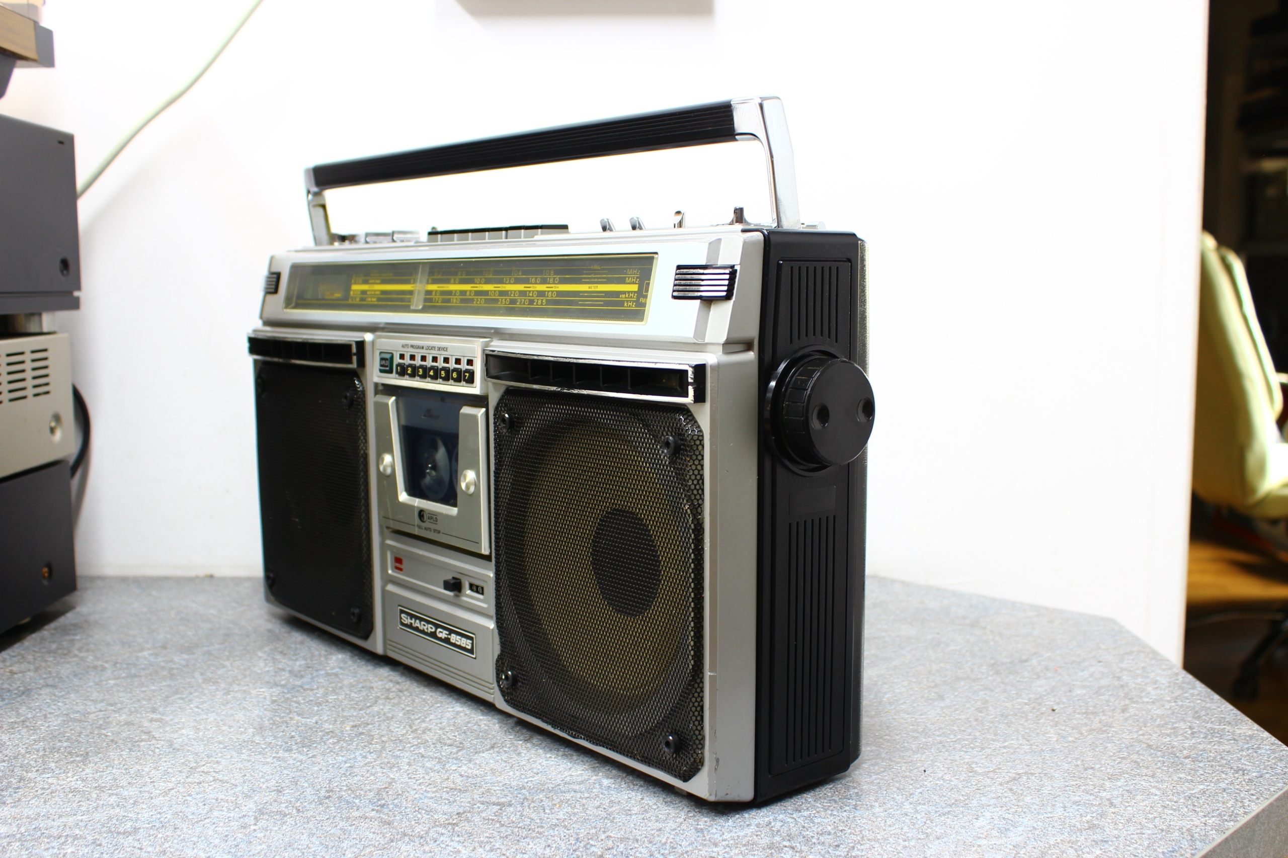 SHARP GF-8585 Ghettoblaster / Radioodtwarzacz Komunikacja brak