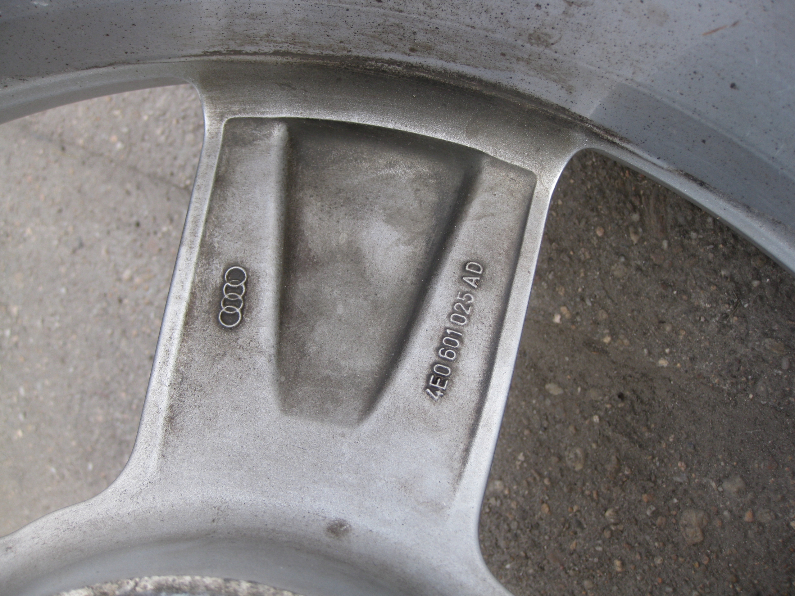 AUDI disk hliníkový 9J x19 ET44 5x112 4E0601025AD