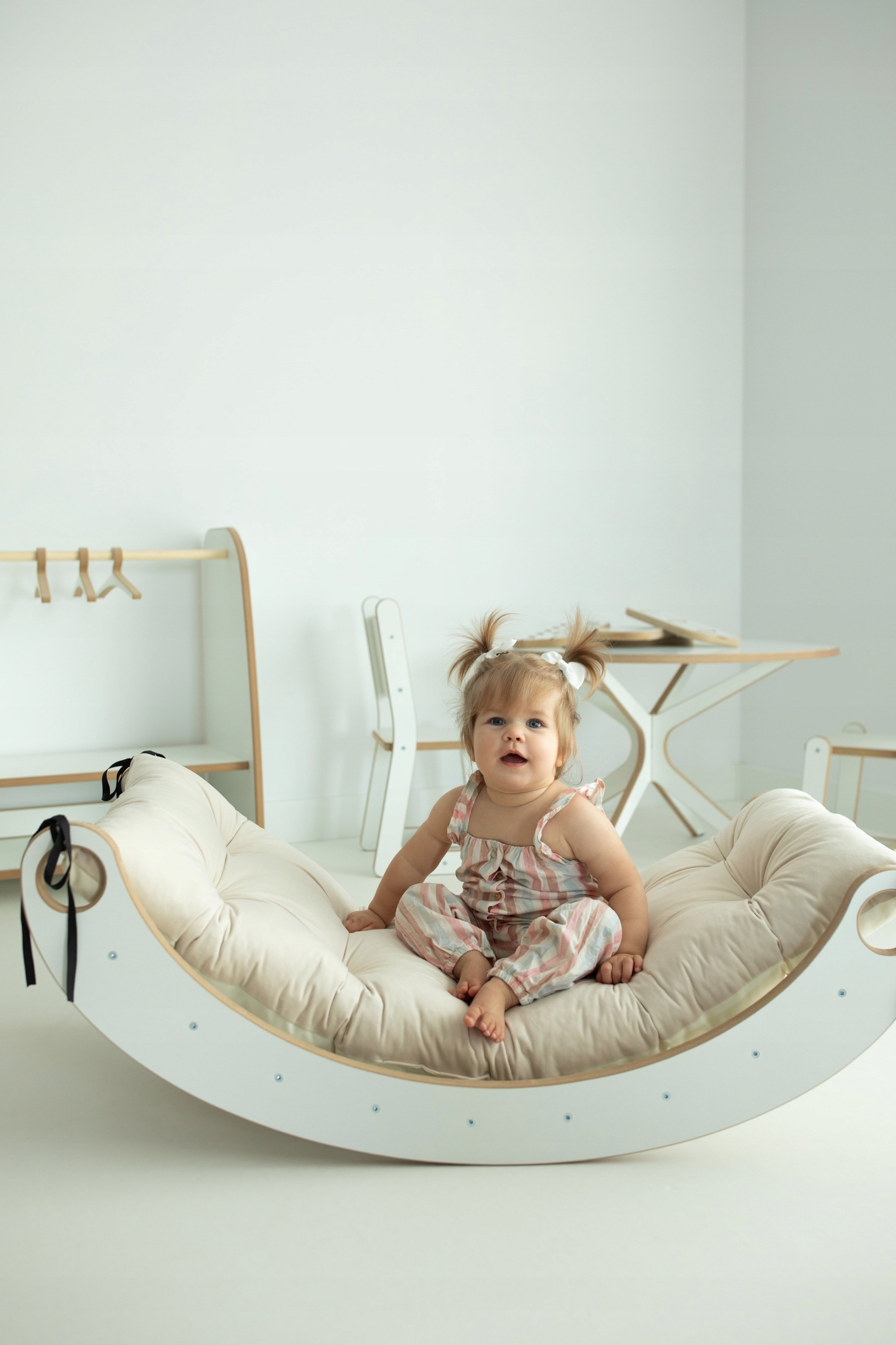 Drewniany Bujak Montessori dla Dziecka L + poduszka welurowa grafit Rodzaj bujaki