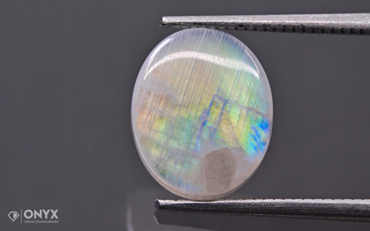 Měsíční kámen mělký ovál 10,5x9 mm