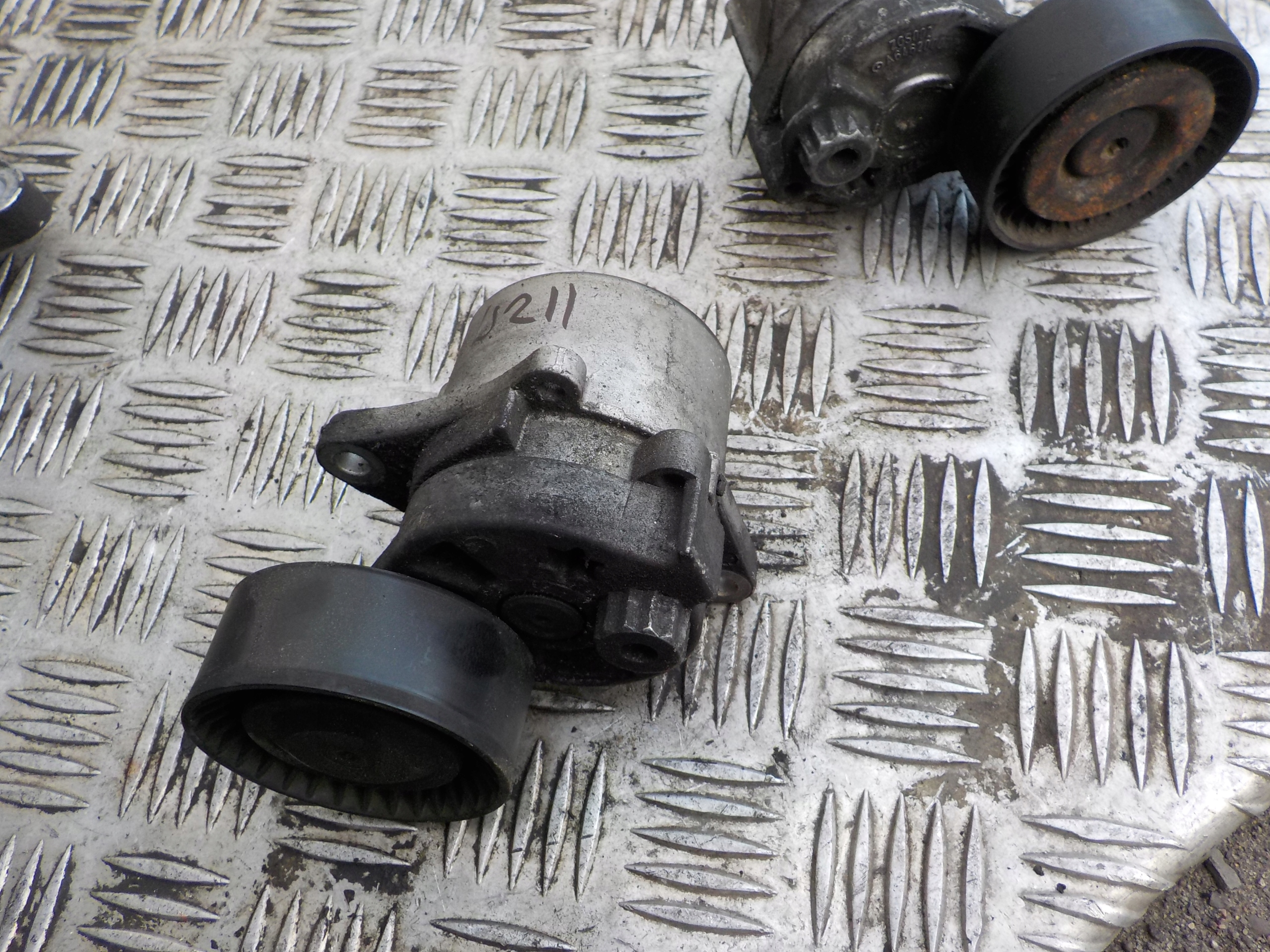W203 W211 2.2 CDI Riemenspanner Spannelement rolle 6112000470