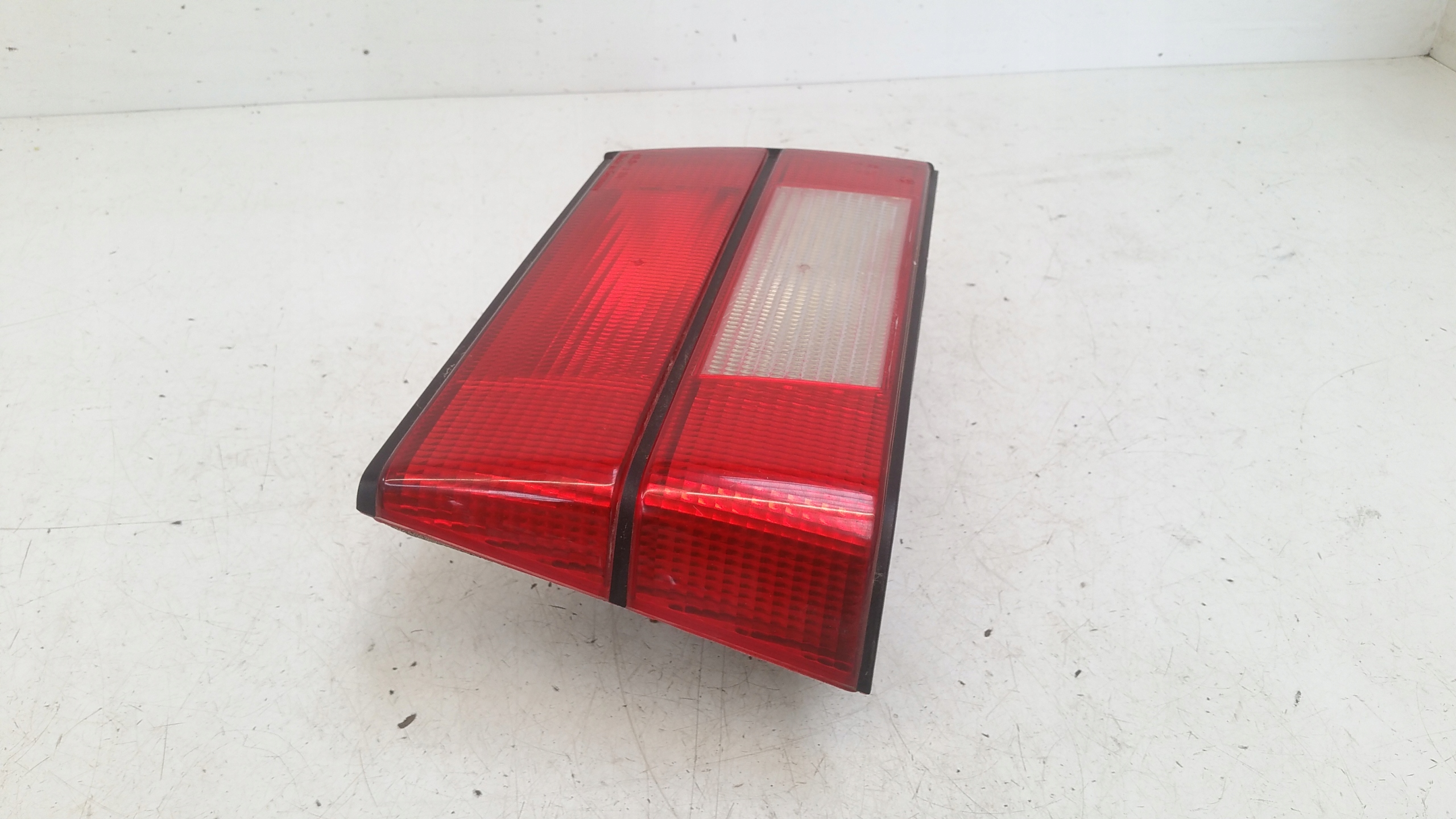 light left rear part to the bonnet 8351561 BMW E34