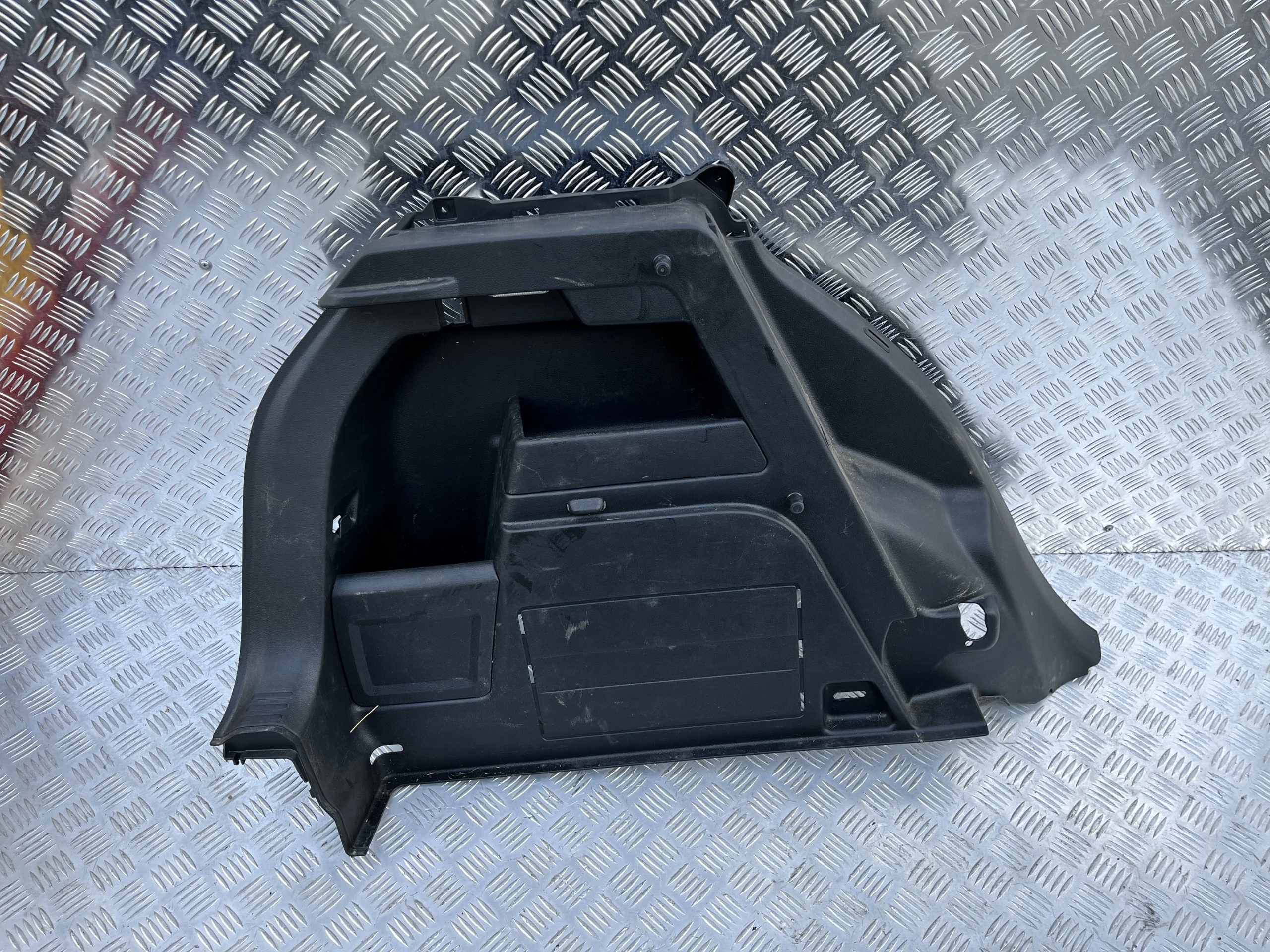 BOCZEK BAGAŻNIKA LEWY SKODA FABIA III 14- HB