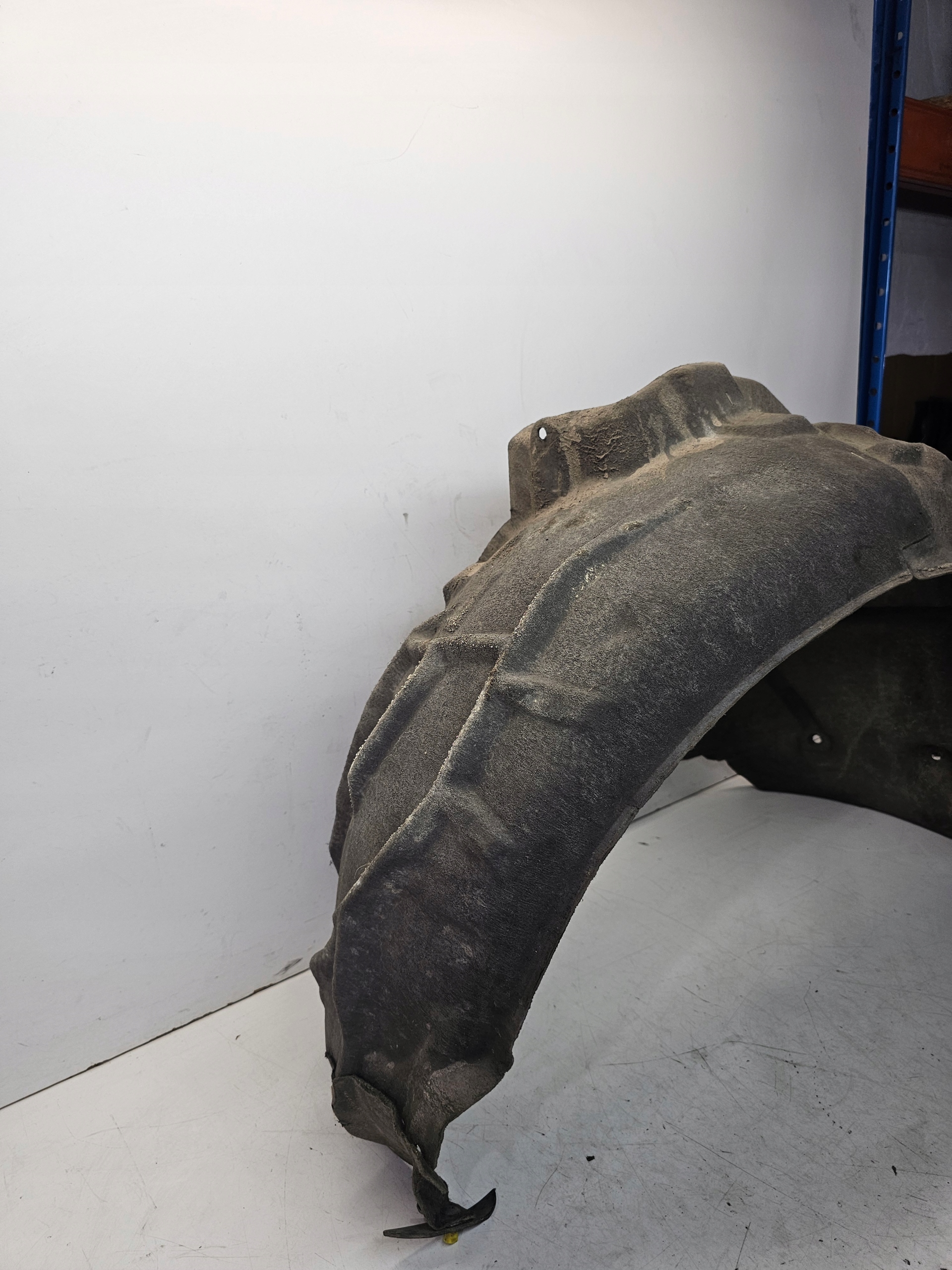mudguard left front AUDI A4 B9 8W0821171 MATERIALOWE