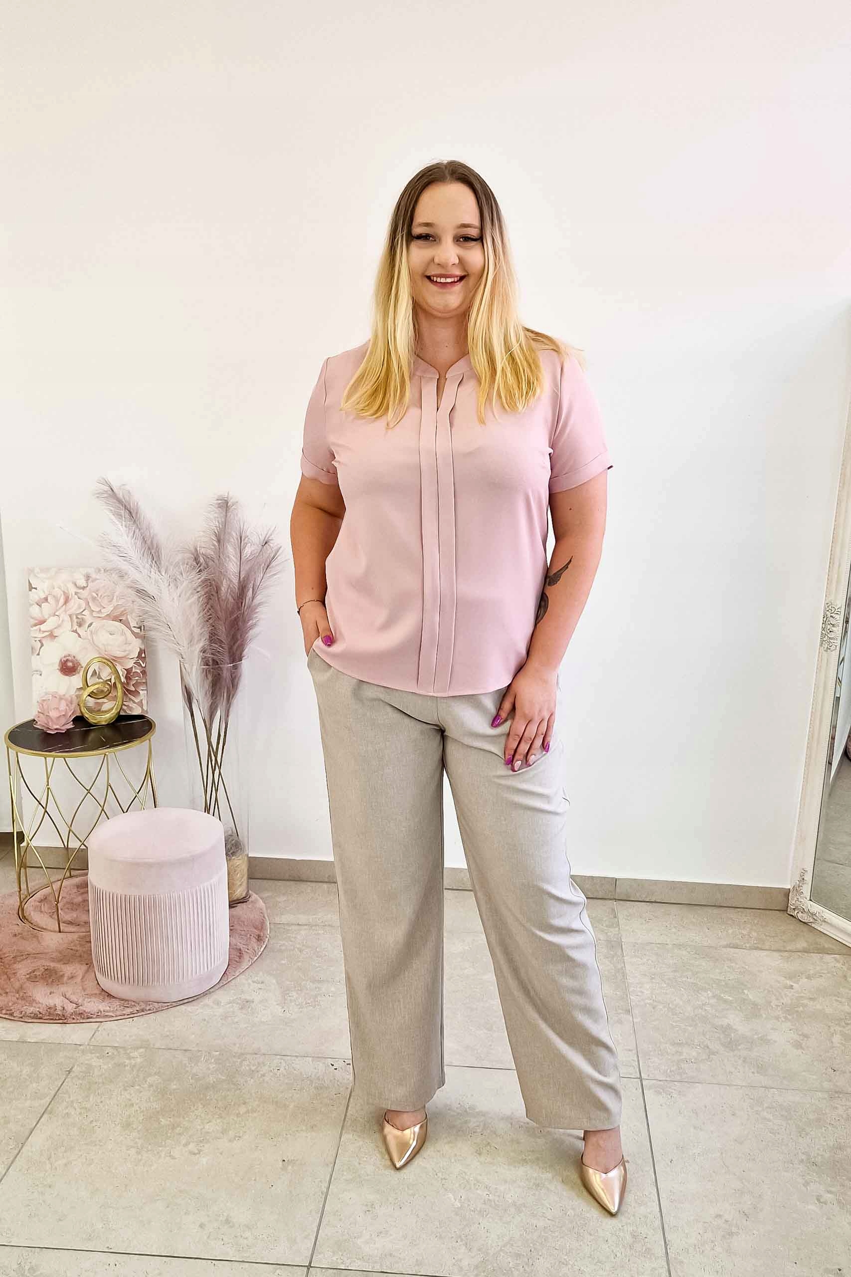 Pudrově růžová Elegantní dámská halenka s plisou, krátký rukáv, velikost 50