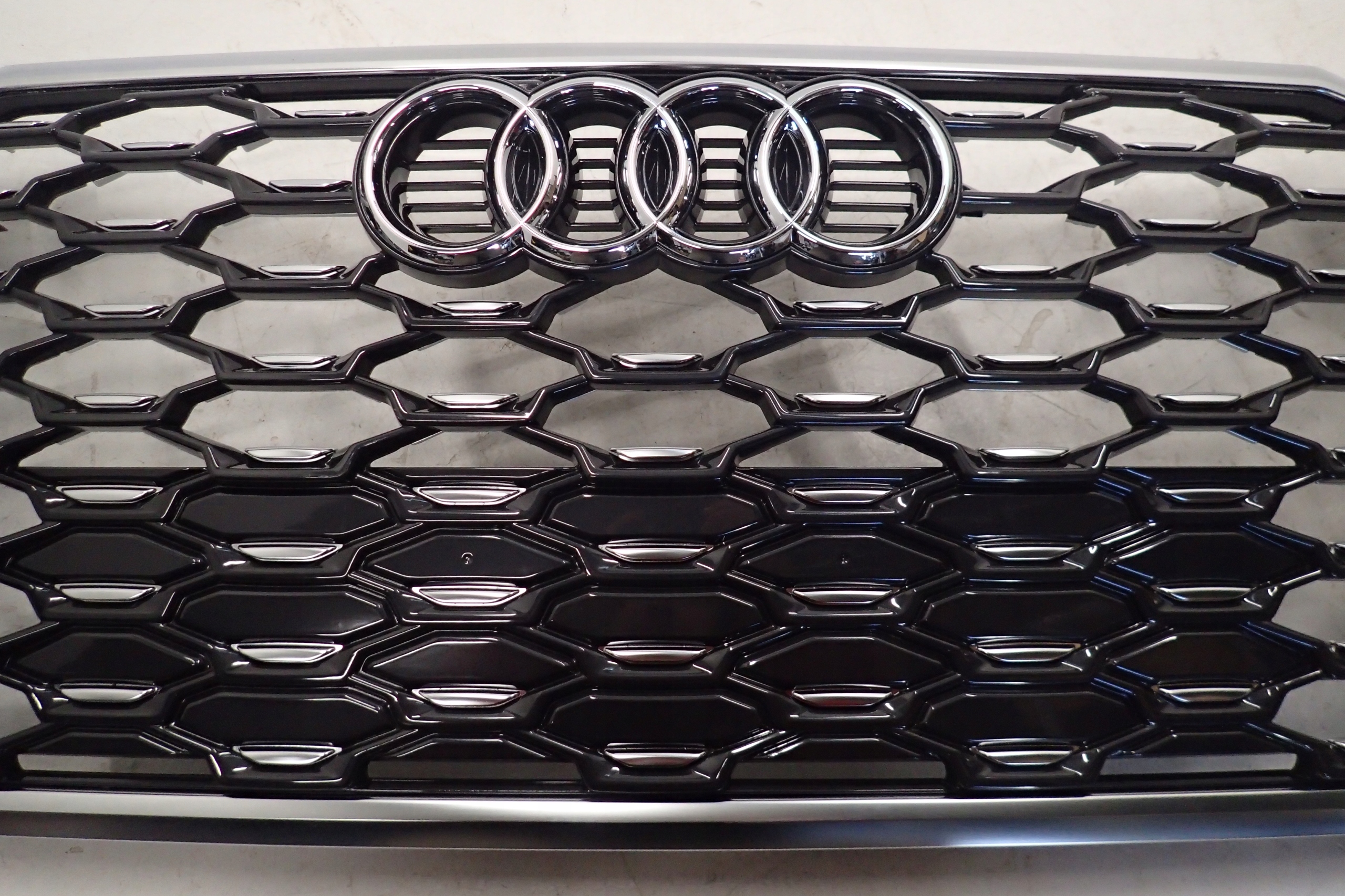 AUDI Q3 83F GRILL ATRAPA CHŁODNICY 83F853651 Typ samochodu Samochody osobowe