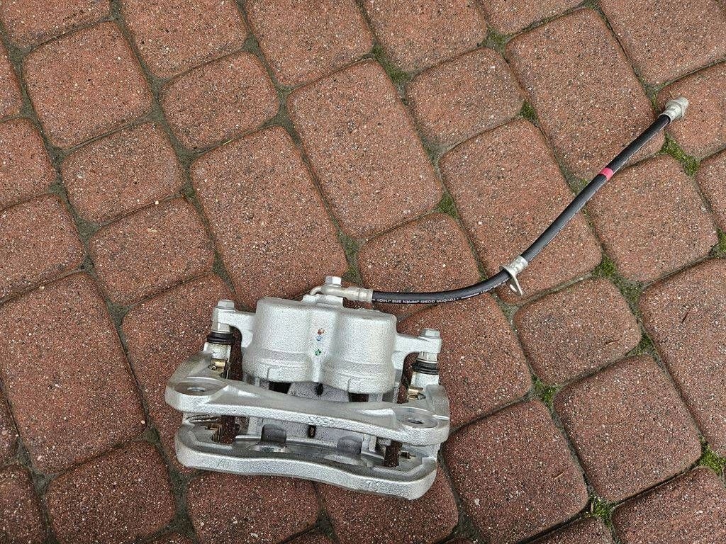 caliper brakes jarzmo front front right new Toyota Camry VIII