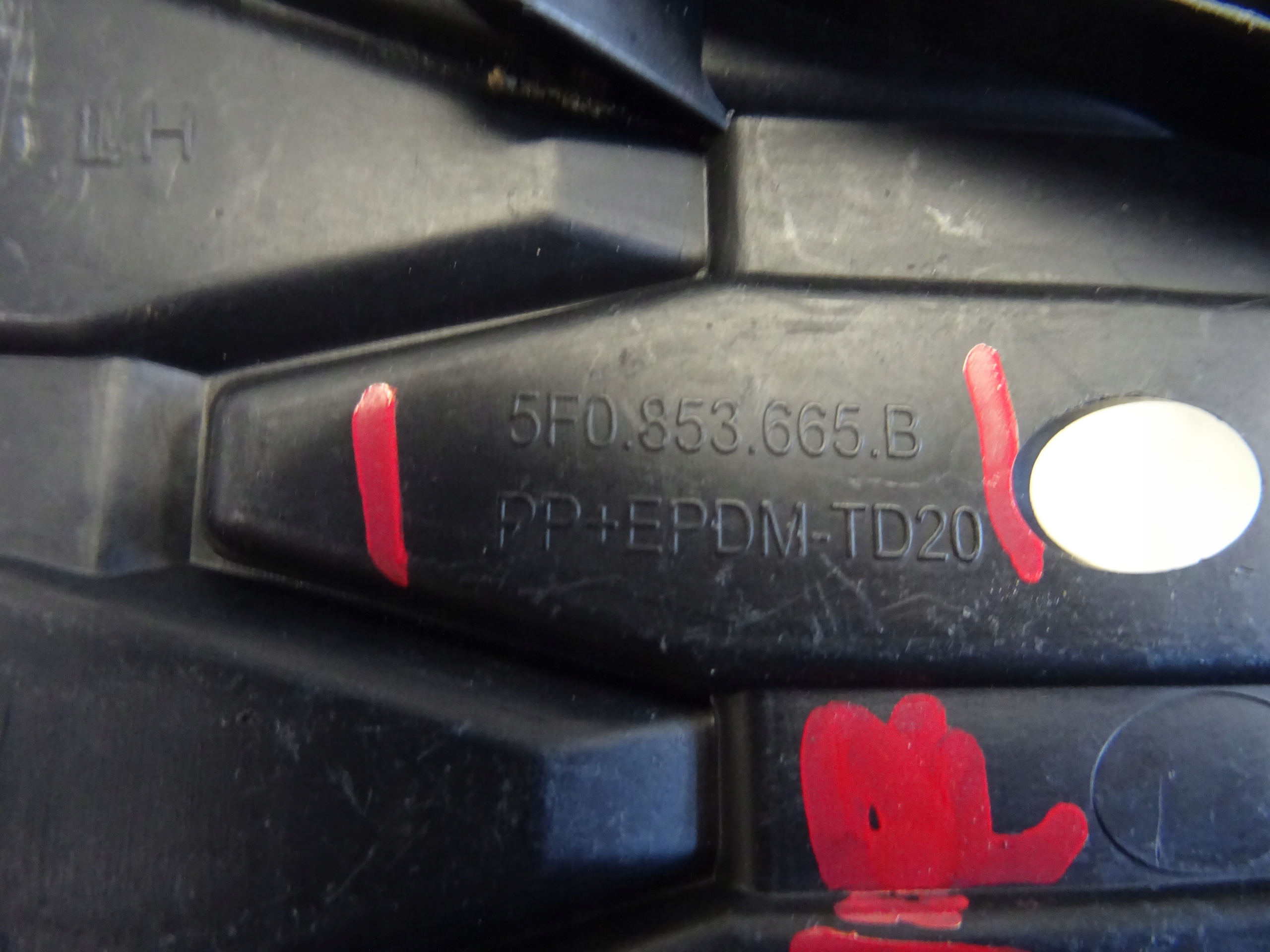 grid of a bumper front front left SEAT LEON III 5F0853665B