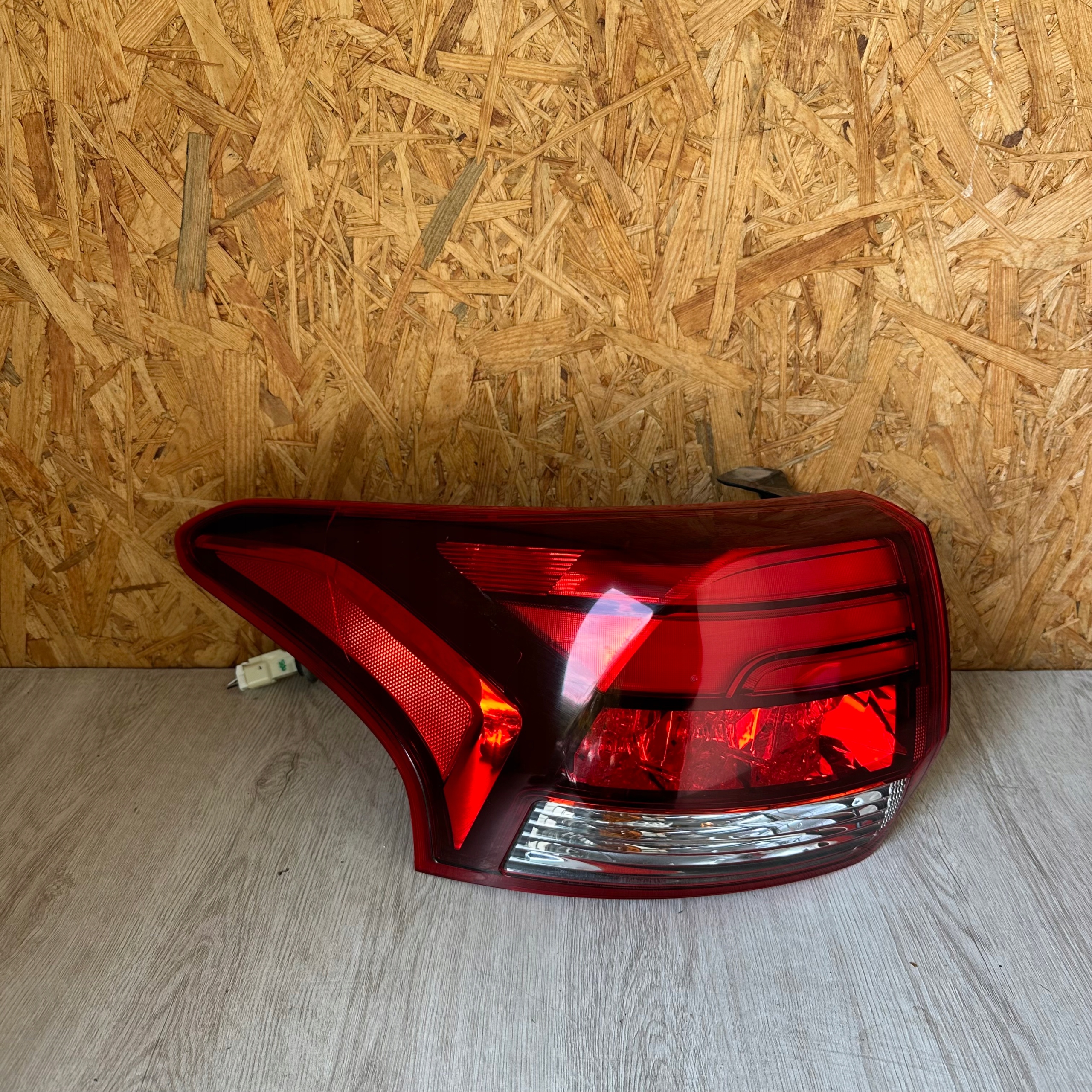 LAMPA TYLNA LEWA MITSUBISHI OUTLANDER III LIFT