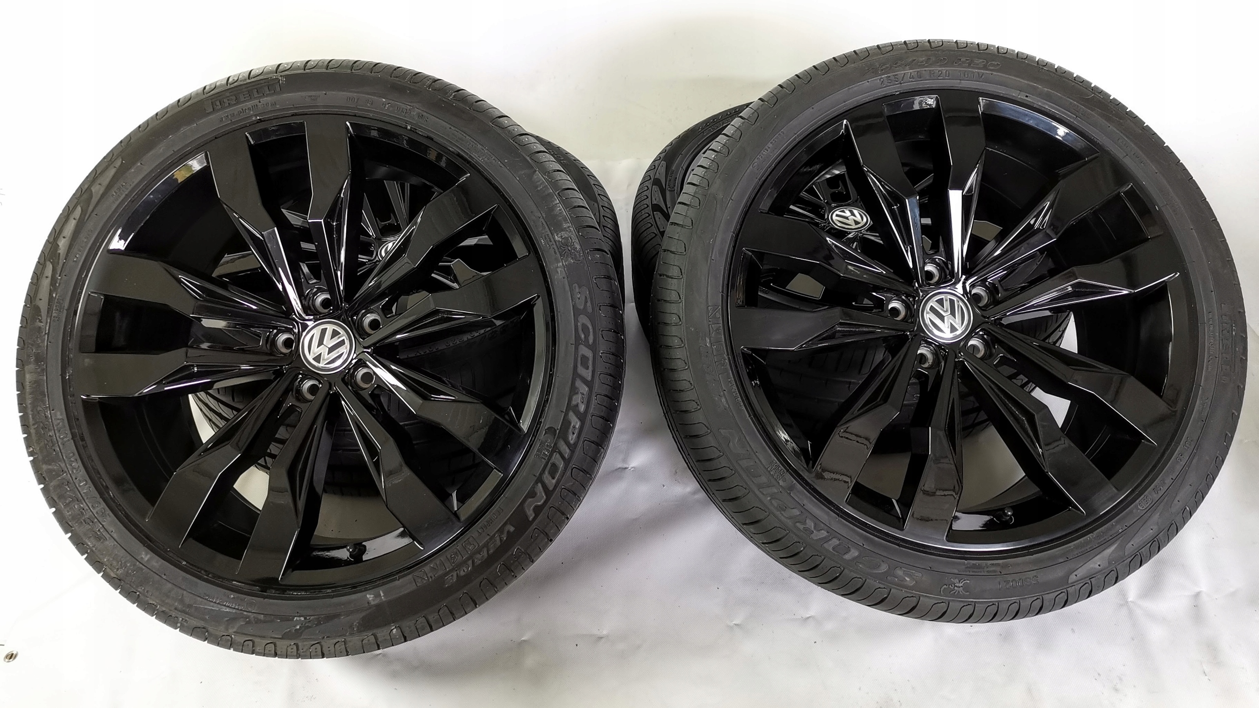 KOŁA FELGI 20' OPONY 255/40 VW TIGUAN 5NA601025G Wzór pięcioramienne