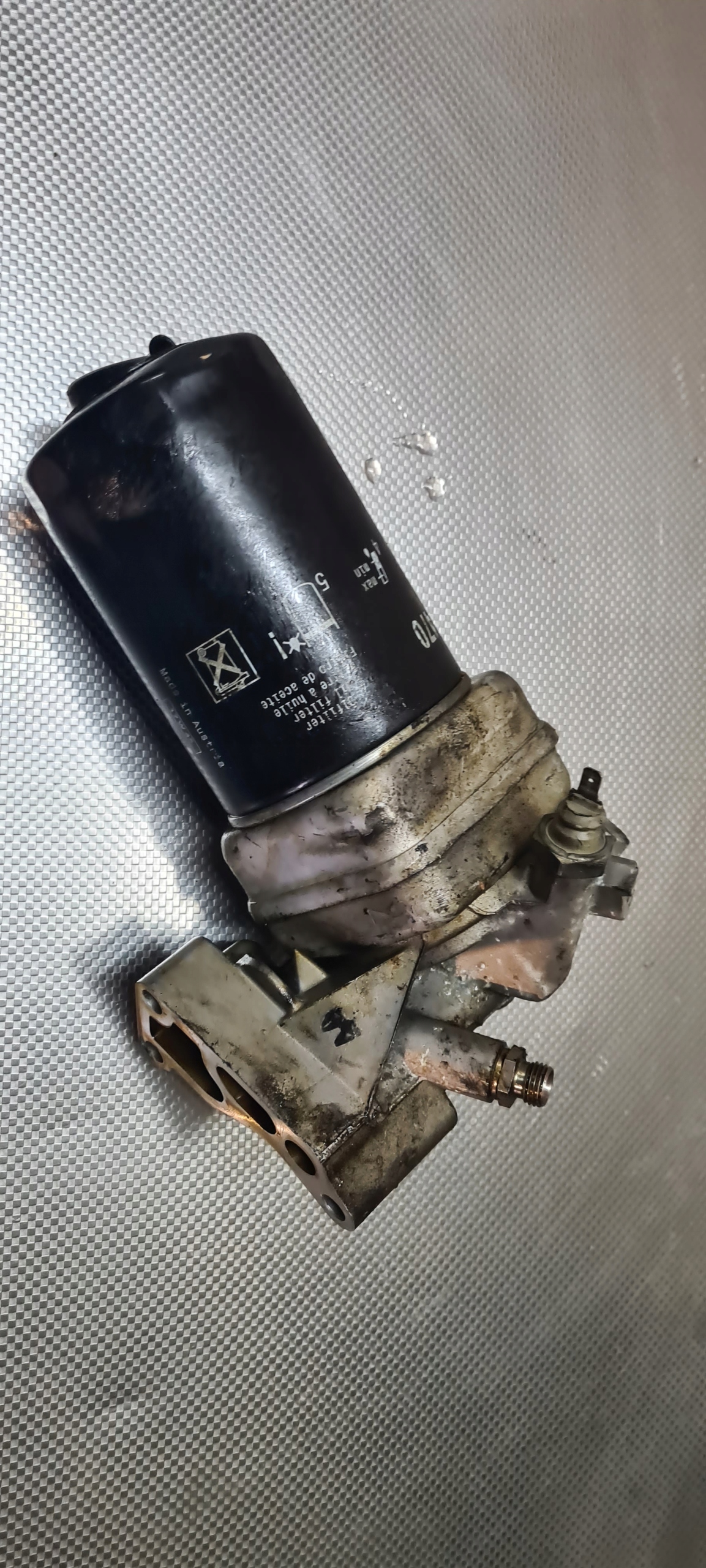 050115417 - AUDI A4 B5 база масляного фільтра