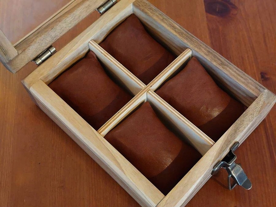 KASETKA SKRZYNECZKA PUDEŁKO NA 4 ZEGARKI SKÓRA DREWNIANA ROBIONA RĘCZNIE Marka Katatime