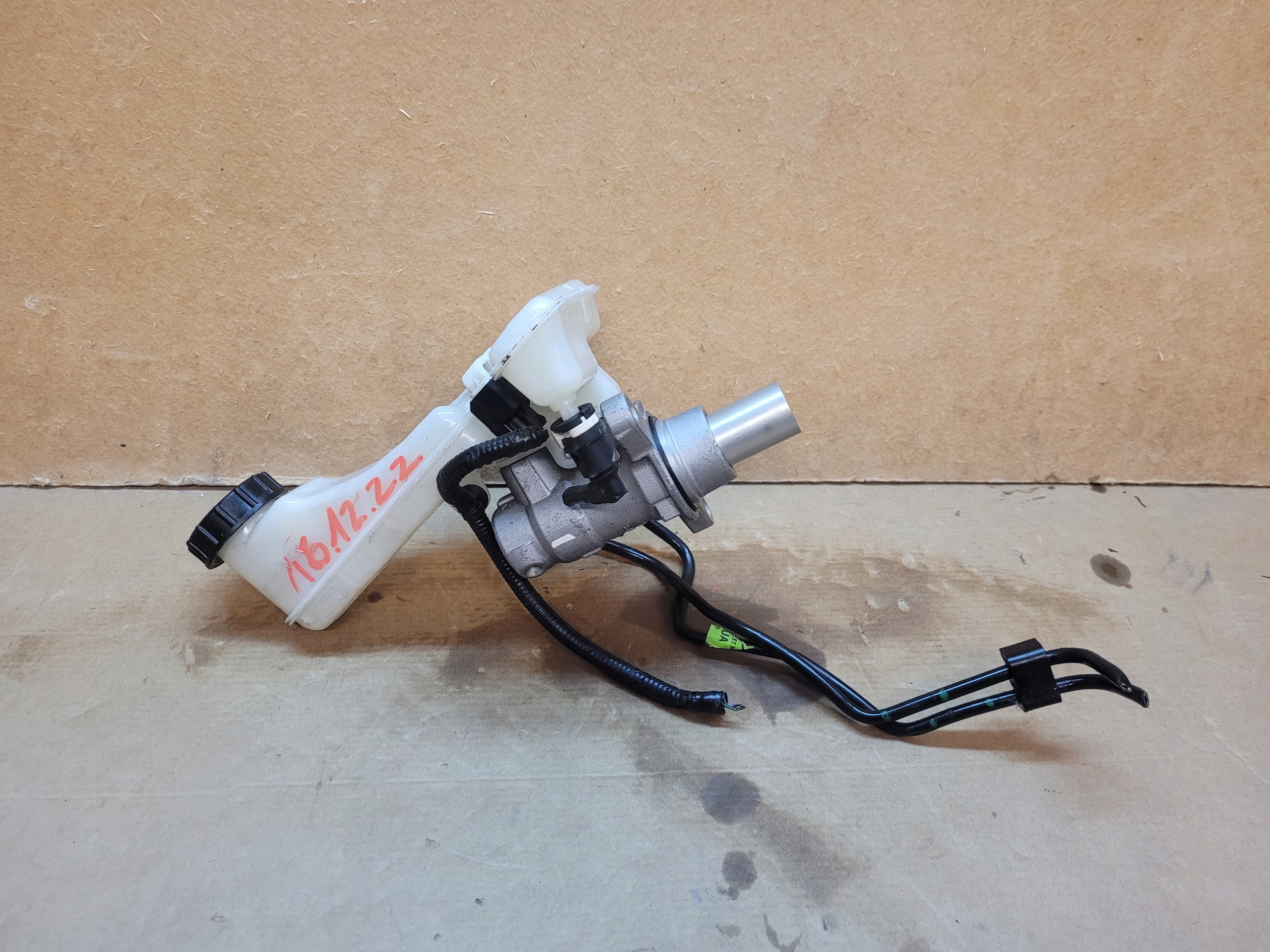 DG9C-2K478-LB - БАЧОК ГАЛЬМІВНОЇ РІДИНИ MONDEO MK5