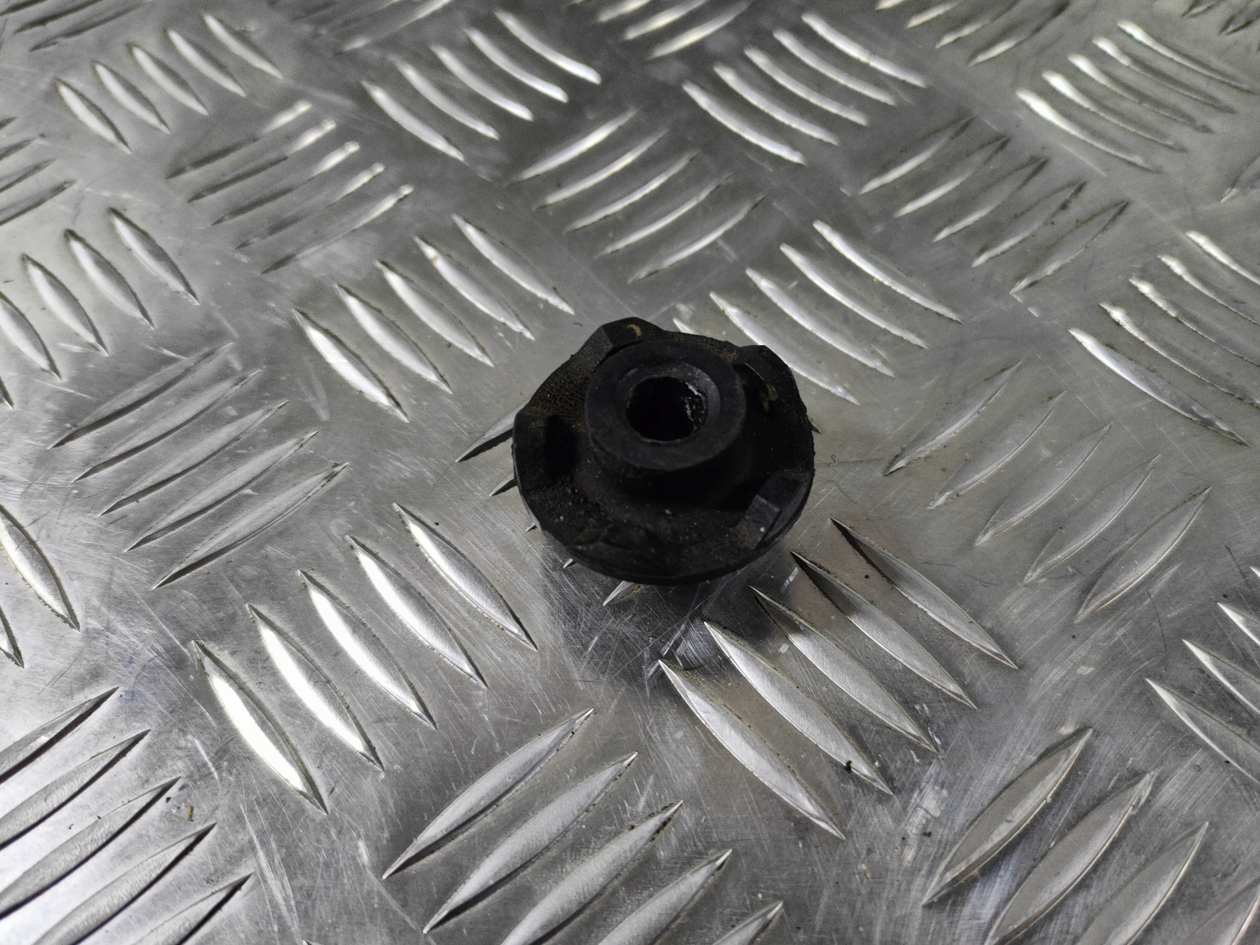 98467-240XXT - LEXUS RCF RC-F RC RC350 ГУМОВЕ КРІПЛЕННЯ РАДІАТОРА