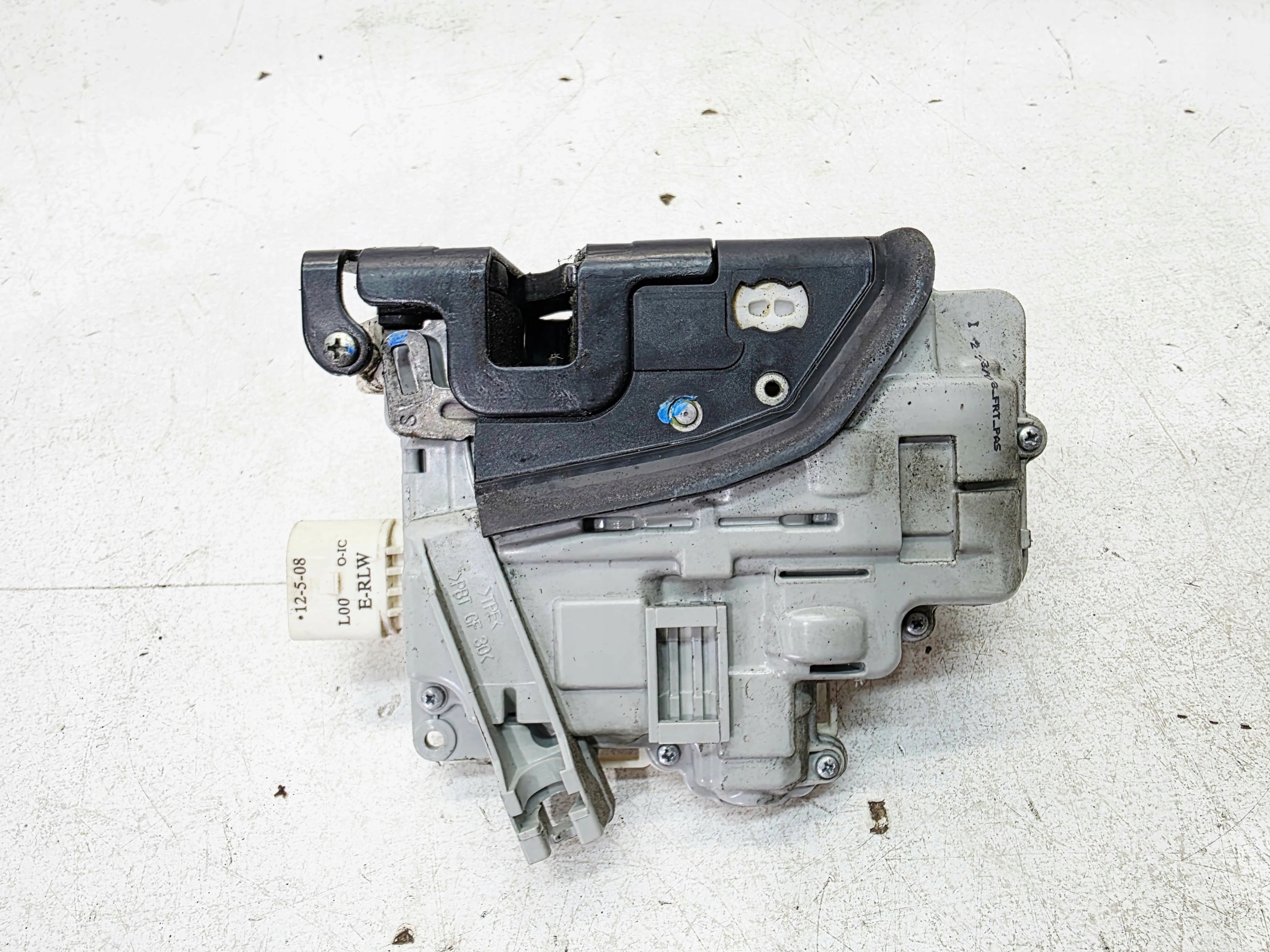 lock door left front AUDI A4 B8 A5 8T Q5 8R 8J2837015A 8 PIN