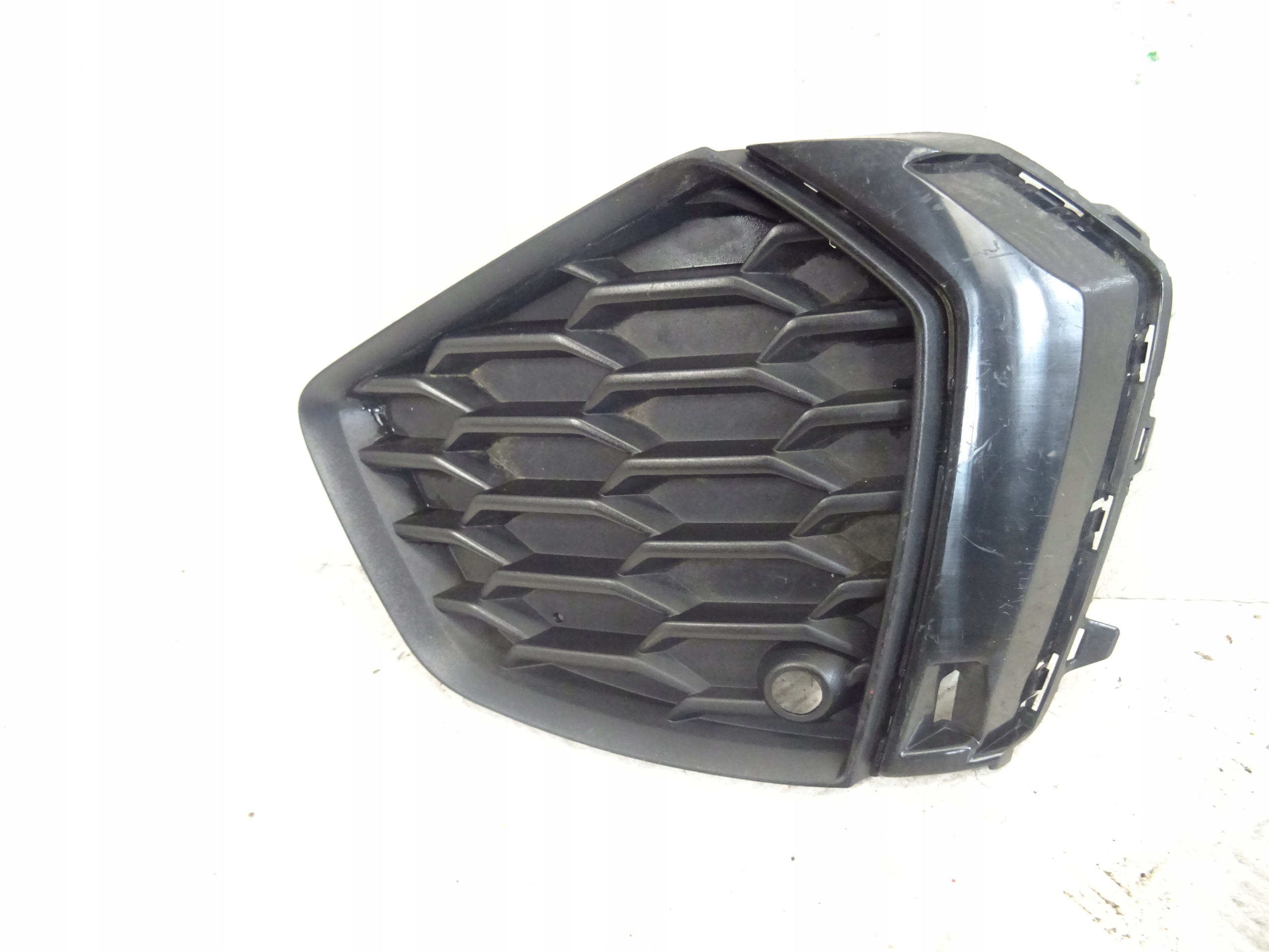 grid of a bumper right front AUDI A3 8Y S-LINE 8Y0807682B