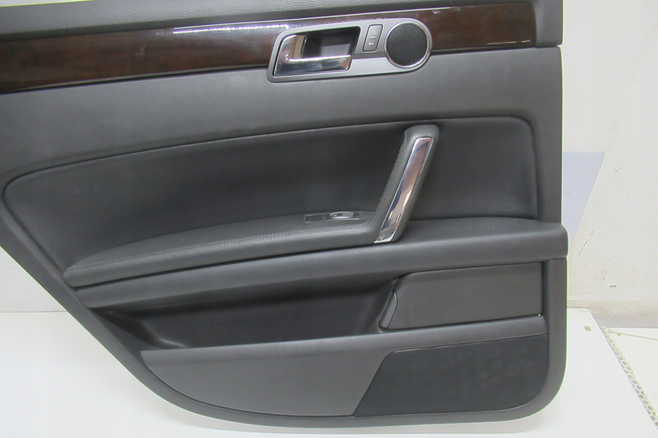 VW PHAETON 06R side door left rear part EUROPA