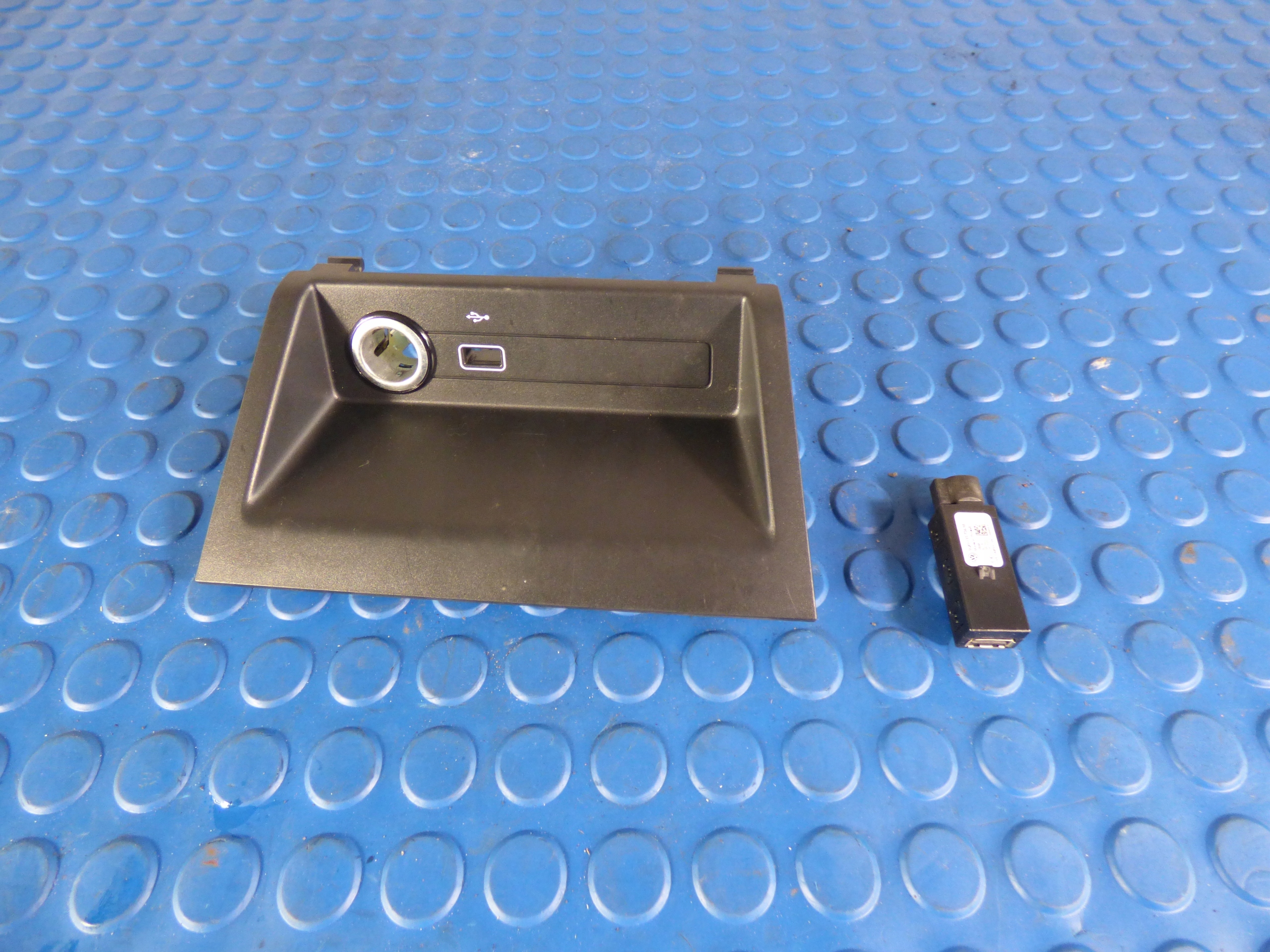 Blende Abdeckung tunelu Adapter, Stecker usb FABIA III