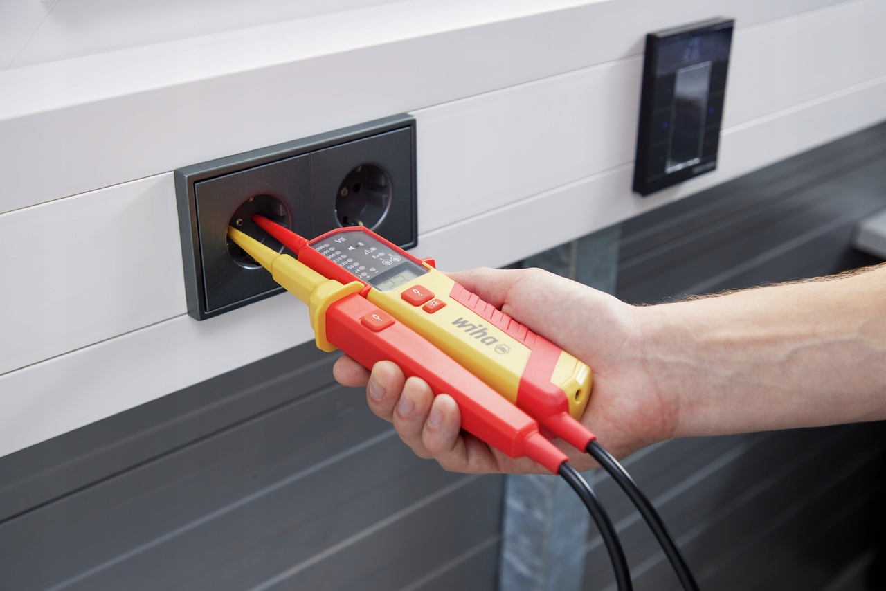 TESTER NAPIĘCIA I CIĄGŁOŚCI OBWODU MIERNIK NAPIĘCIA 0,5 – 1000V AC CAT IV Waga produktu z opakowaniem jednostkowym 0.6 kg