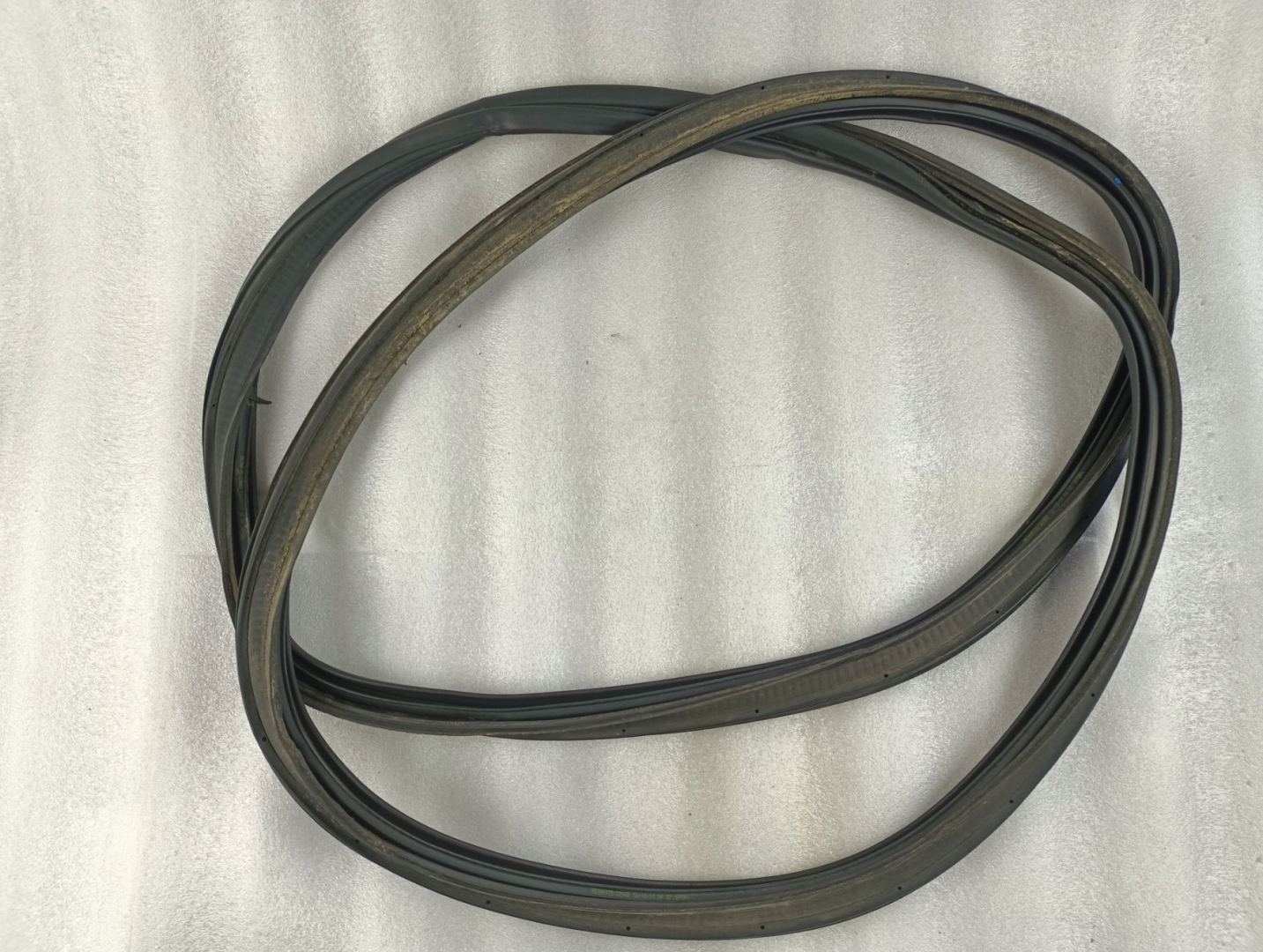 Прокладка крышки багажника Dodge Durango 2011+