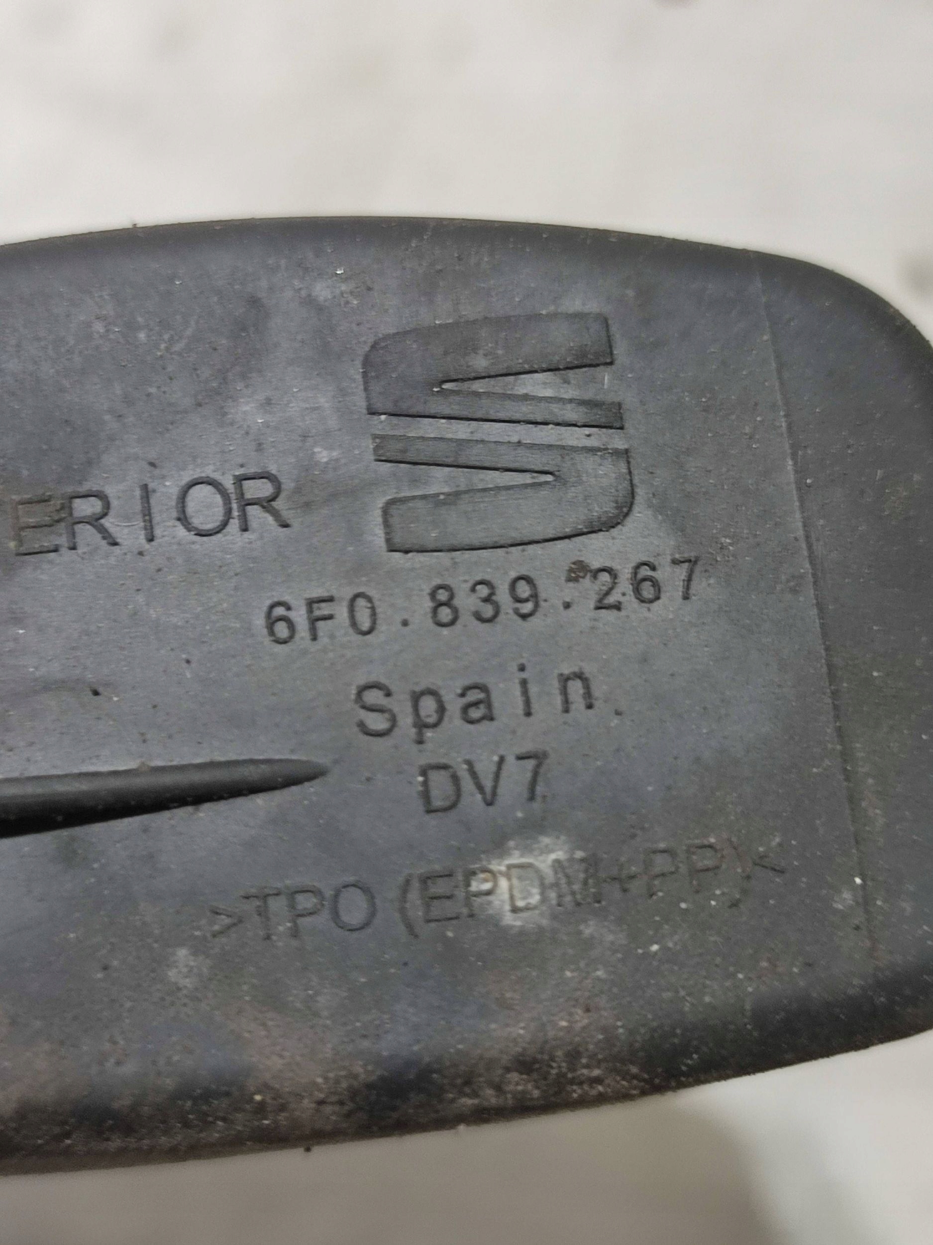 Seat Arona 2019 rear part side left limiter door tylnych