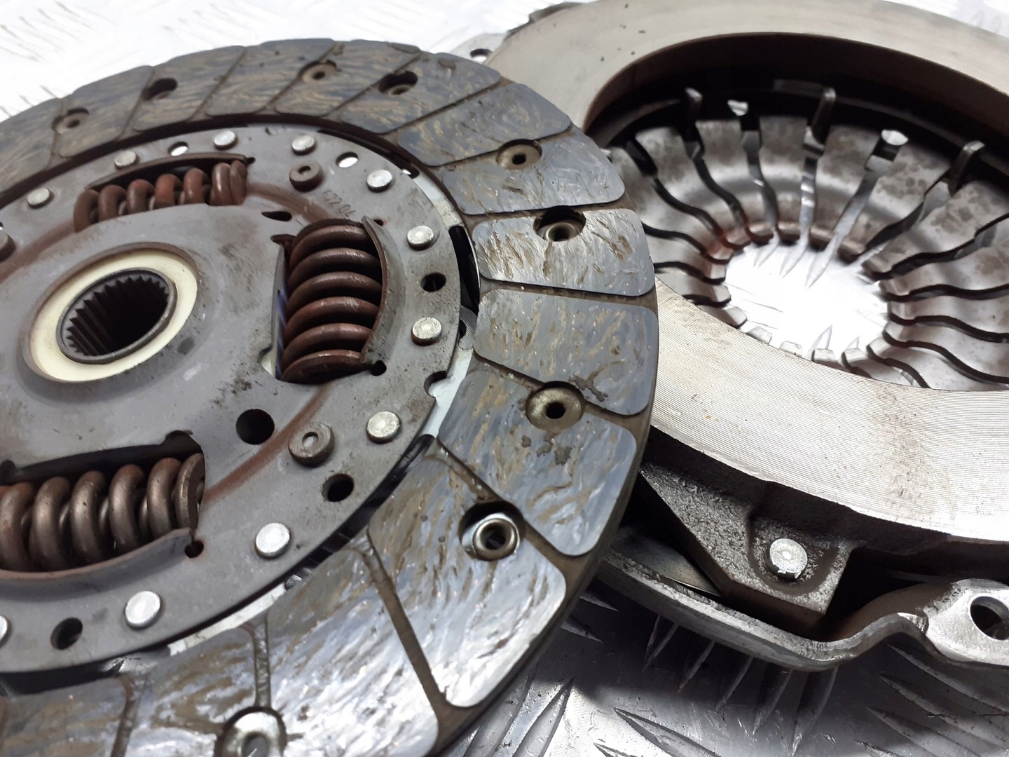 DOCISK SPRZĘGŁĄ Z TARCZĄ RENAULT CLIO III 1.5 DCI Typ silnika Diesel