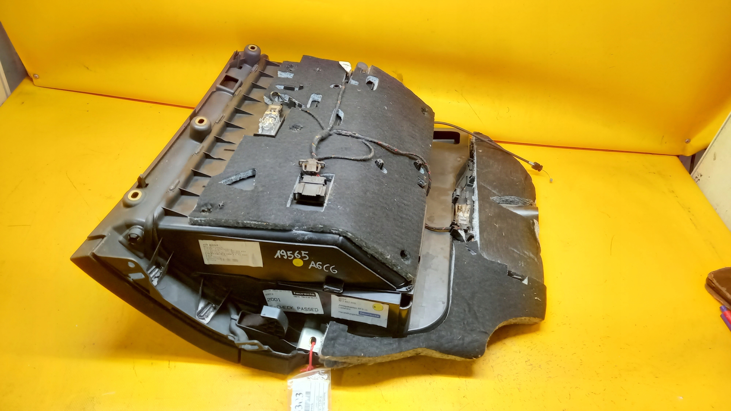 бардачок пассажира Audi OE 4F1857035