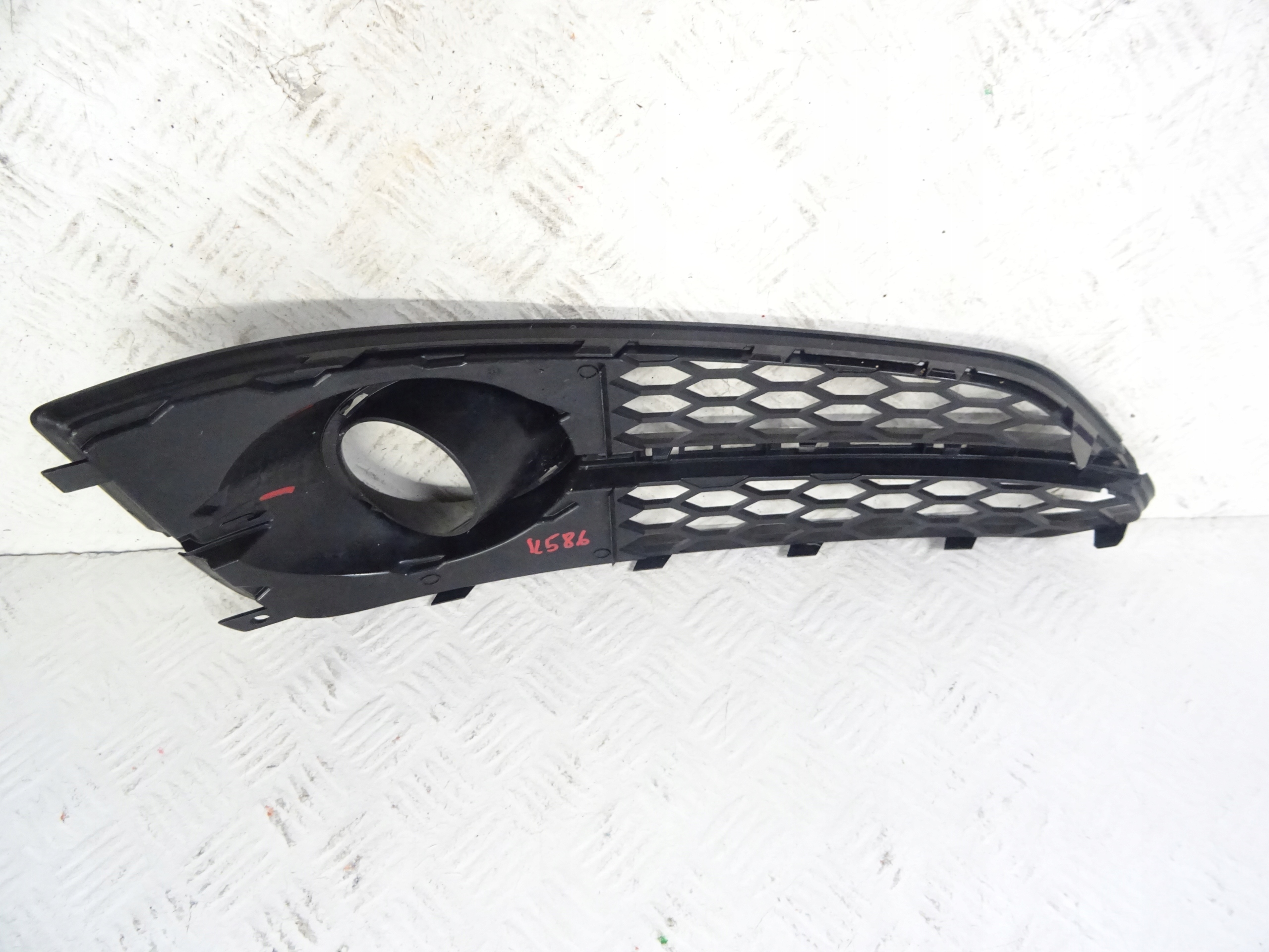 grid of a bumper front front left AUDI A8 D4 LIFT