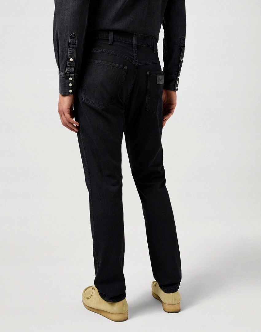 Pánské zúžené džíny Wrangler River Rinse Black 112362409 36/34