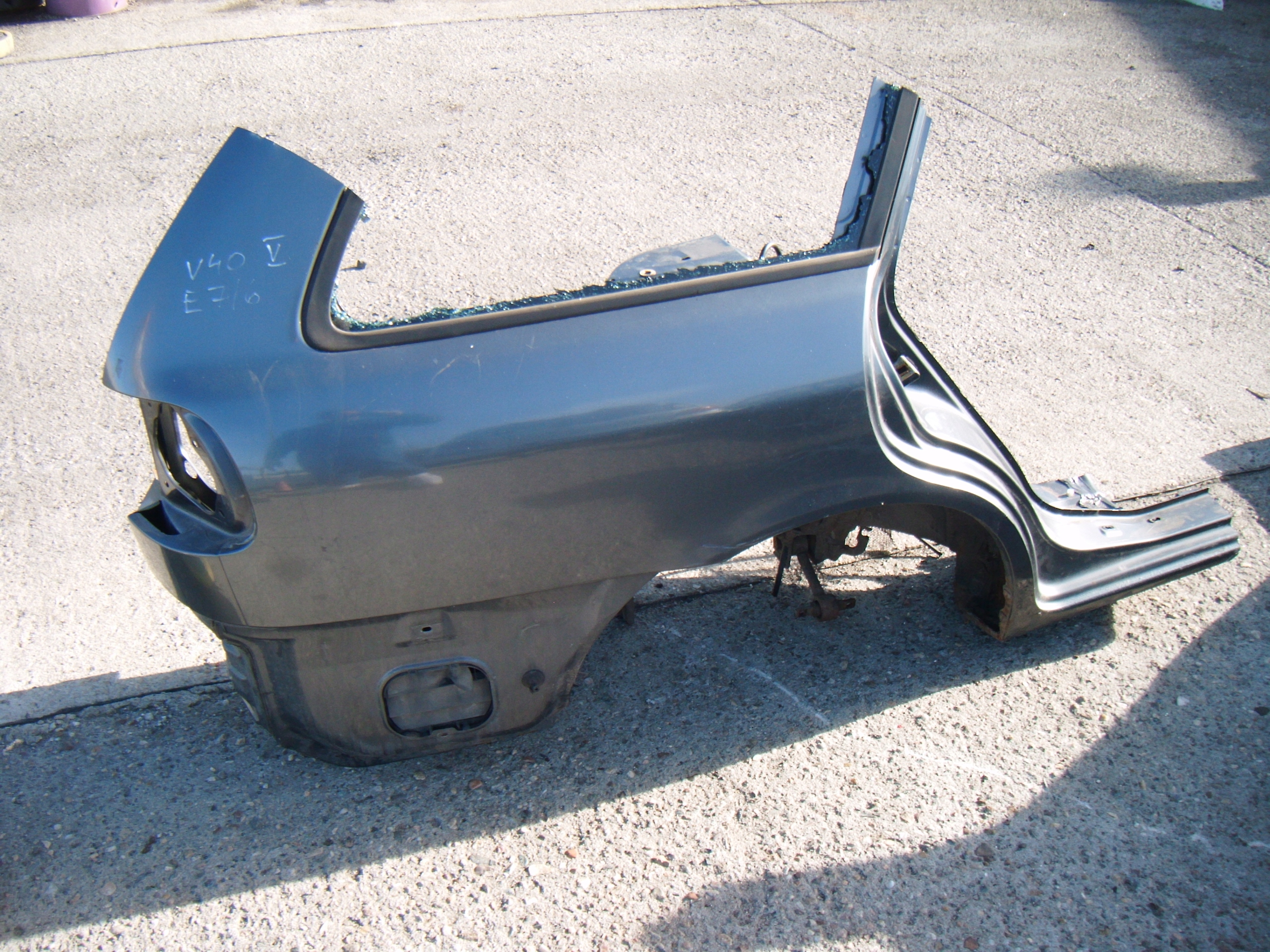 VOLVO V40 95-04 BŁOTNIK PRAWY TYŁ