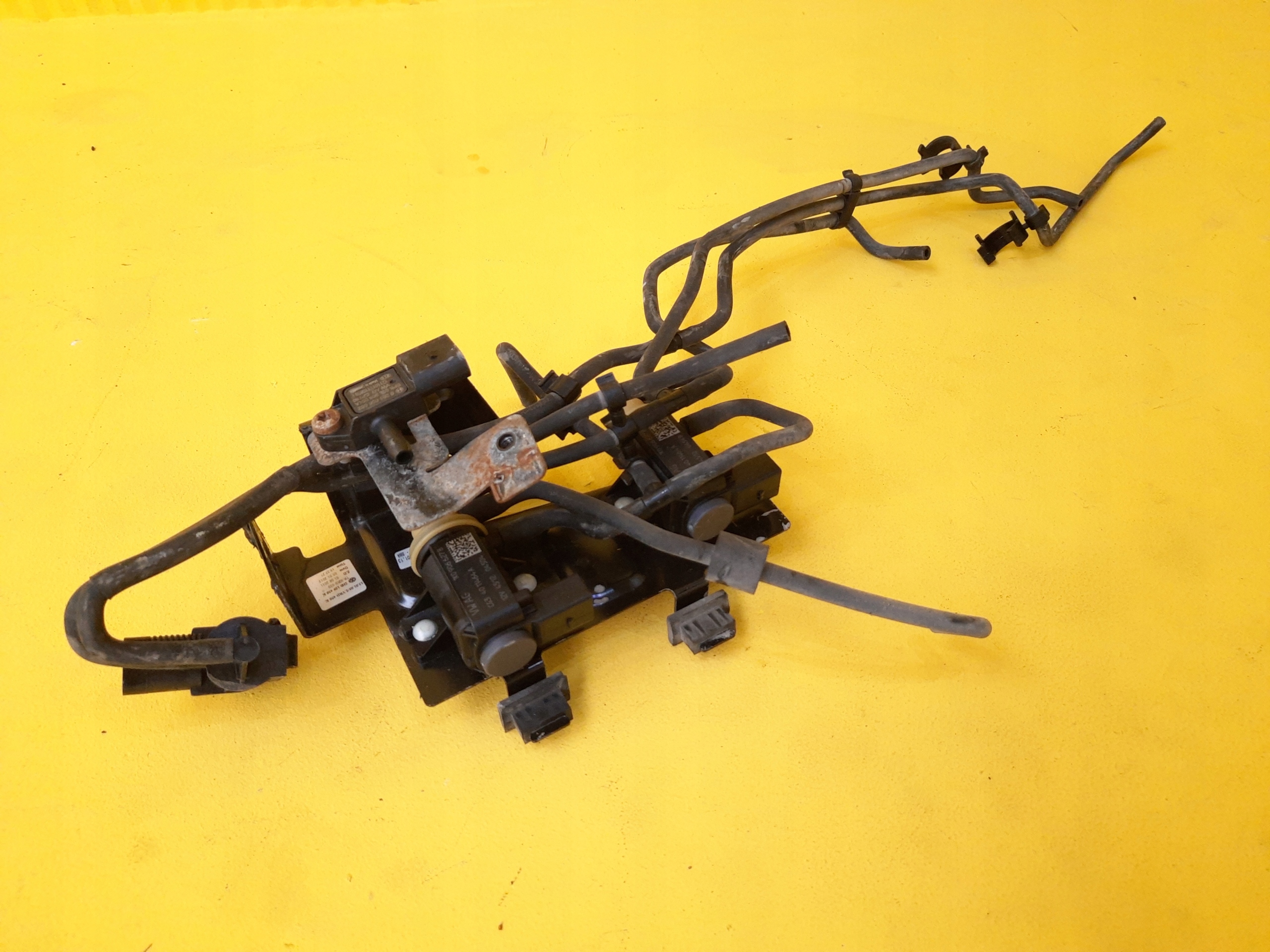 AMAROK вакуумный клапан 2h0129456k 2h0131563j