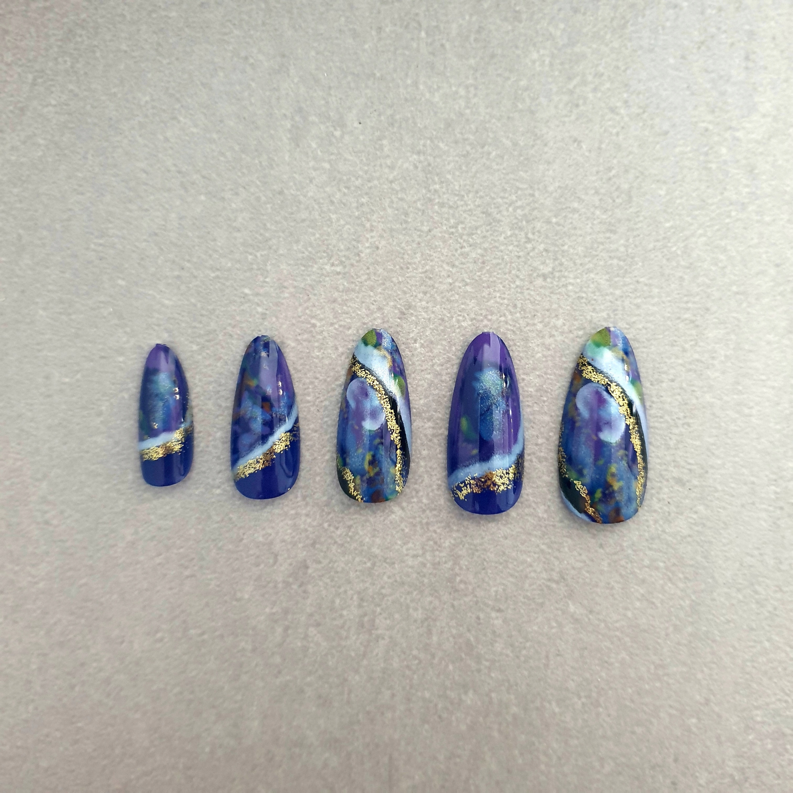 PAZNOKCIE SZTUCZNE TIPSY MIGDAŁ NIEBIESKIE ZŁOTE ŻELOWE SAMOPRZYLEPNE 24SZT Marka Deni Carte